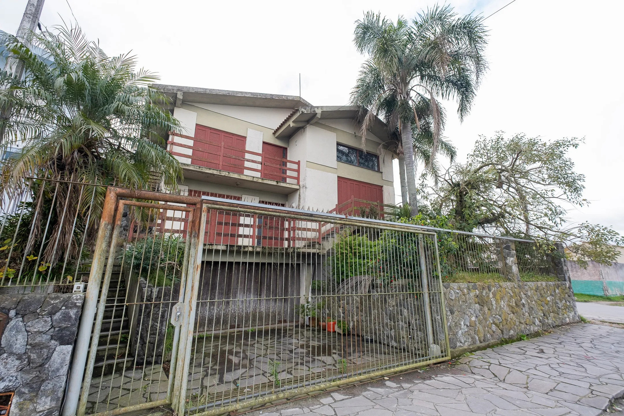 Sobrado de Esquina no Fragata com 450 m², 4 Quartos, Suíte, Escritório, Adega, Garagem para 7 Carros e Amplo Terreno