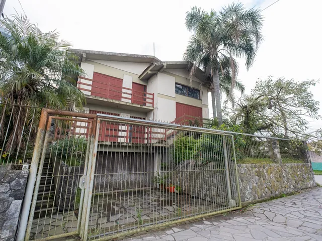 Sobrado com 1250m² 4 quartos e 2 banheiros, à venda ou para alugar, no bairro Fragata em Pelotas