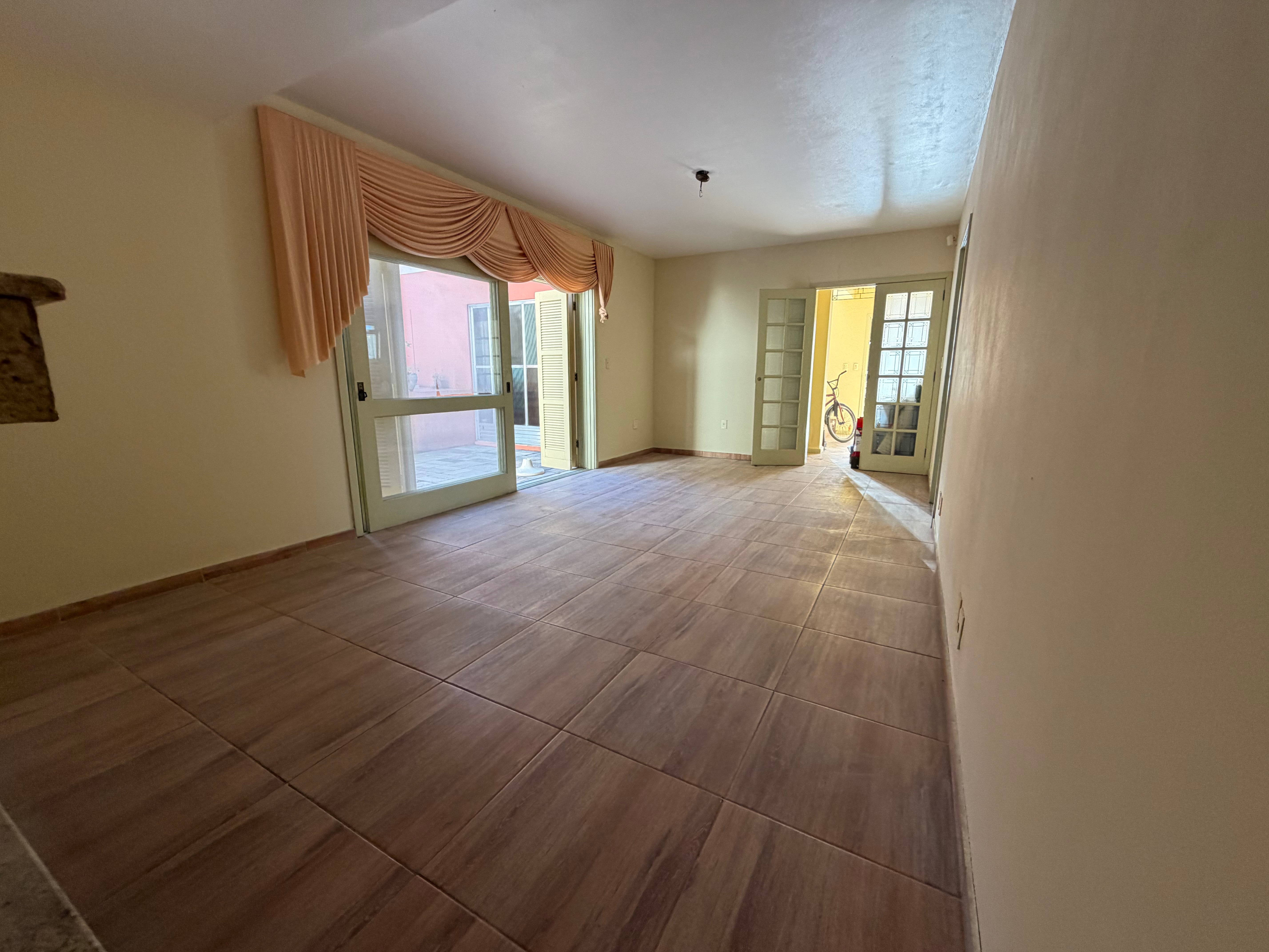 Casa à venda no centro de Pelotas - 284 m², 3 quartos (sendo 1 suíte), lareira, cozinha planejada e pátio com piscina. - 8
