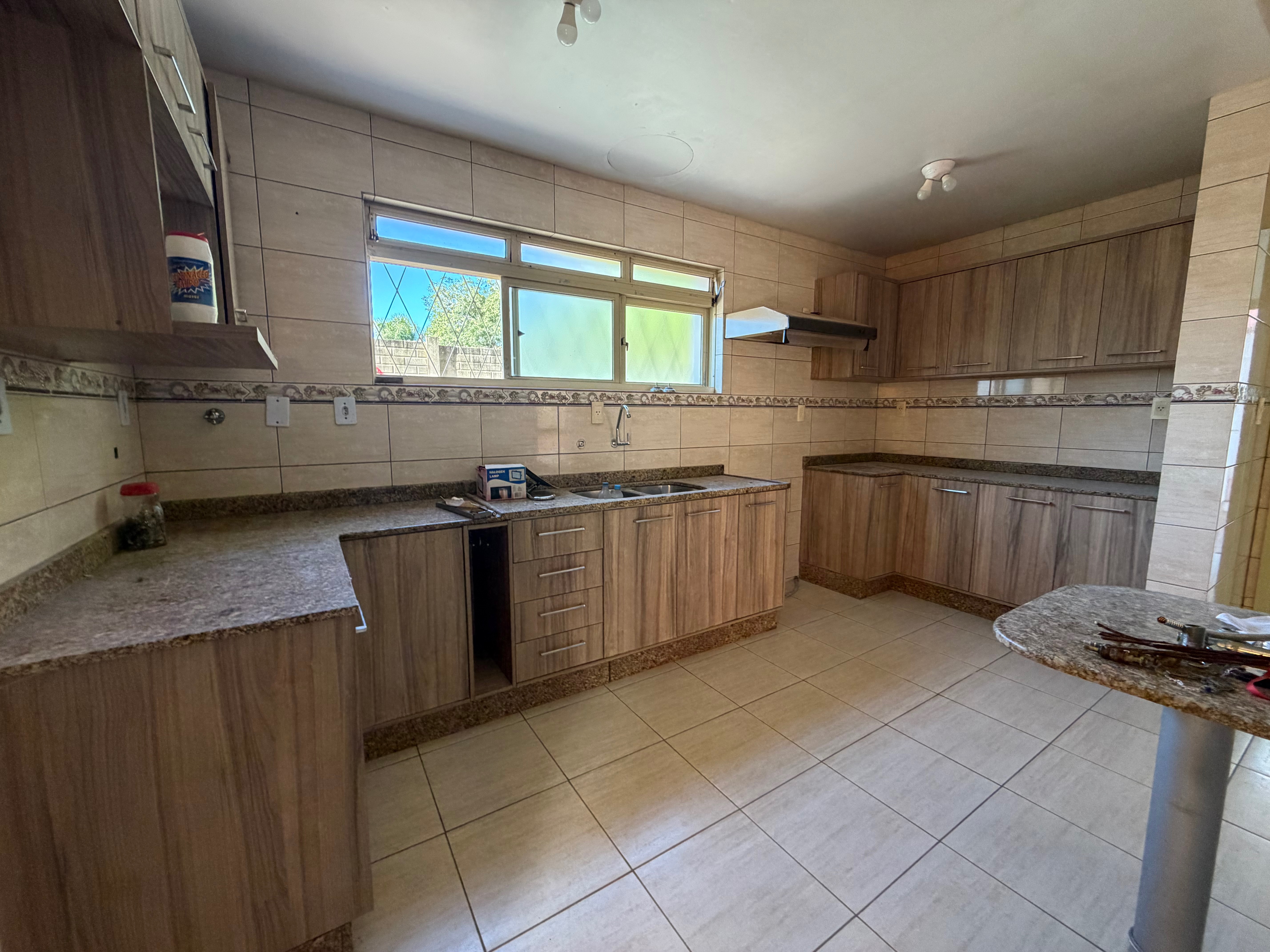 Casa à venda no centro de Pelotas - 284 m², 3 quartos (sendo 1 suíte), lareira, cozinha planejada e pátio com piscina. - 6