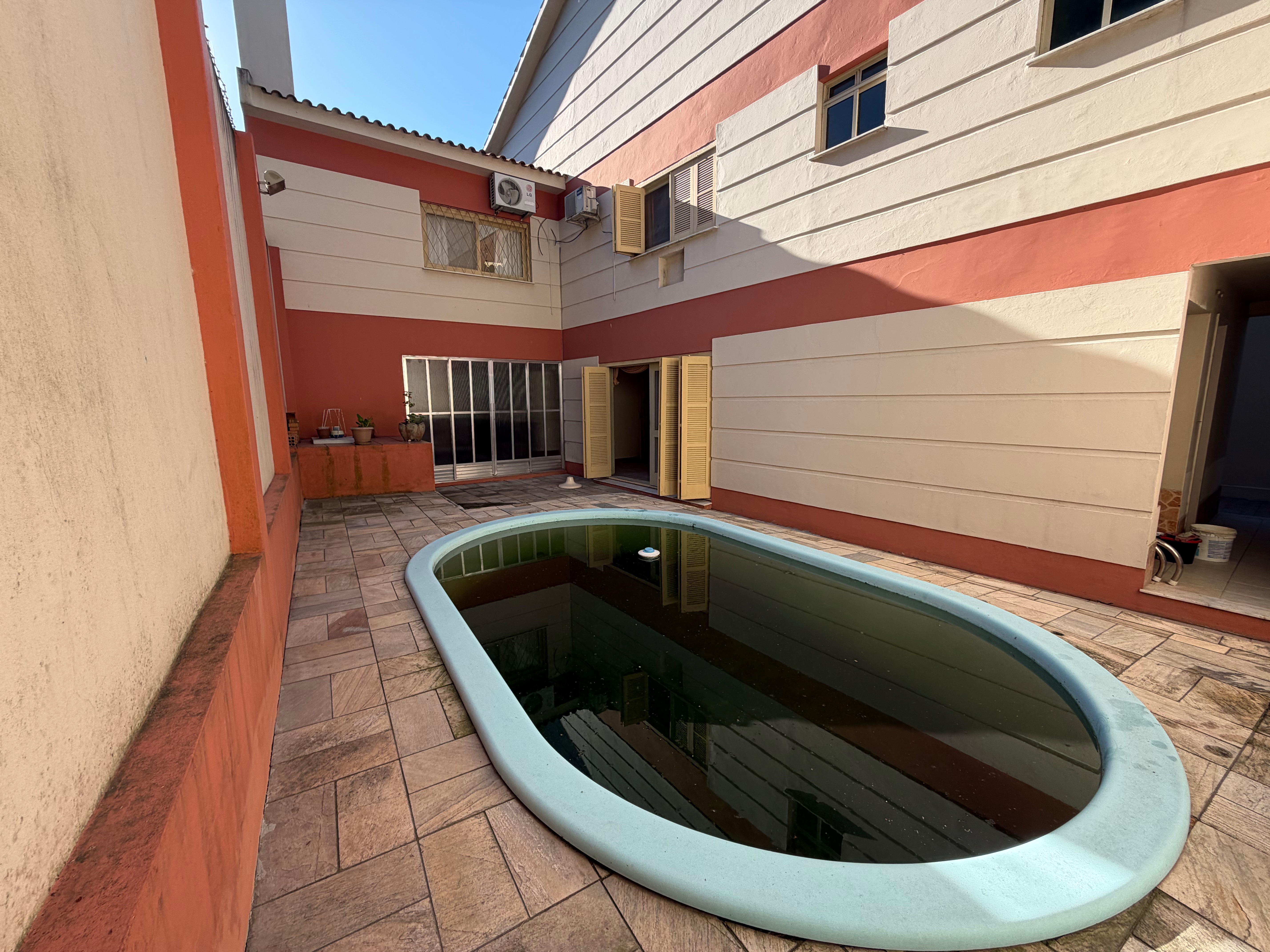 Casa à venda no centro de Pelotas - 284 m², 3 quartos (sendo 1 suíte), lareira, cozinha planejada e pátio com piscina. - 10