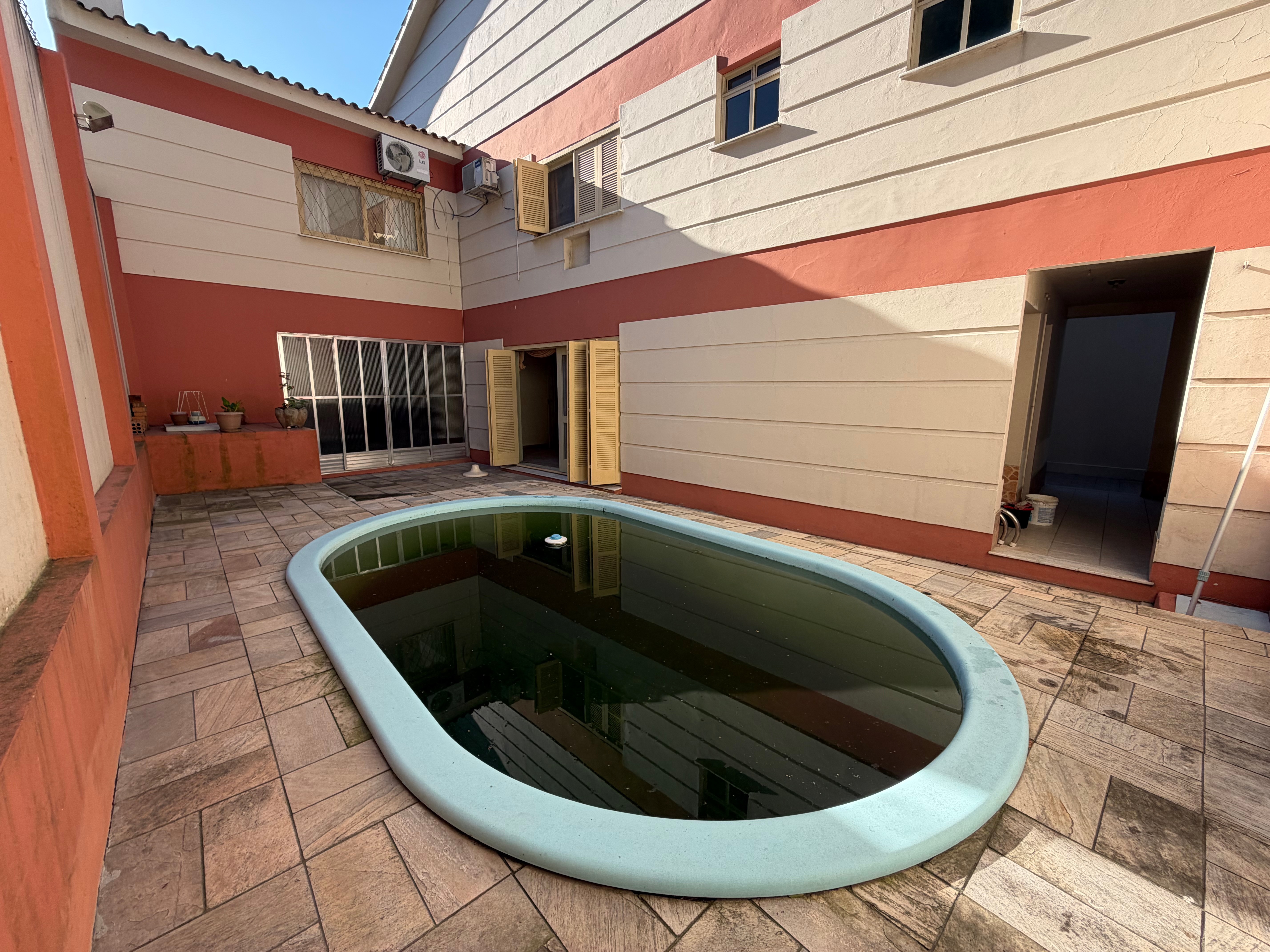 Casa à venda no centro de Pelotas - 284 m², 3 quartos (sendo 1 suíte), lareira, cozinha planejada e pátio com piscina. - 11