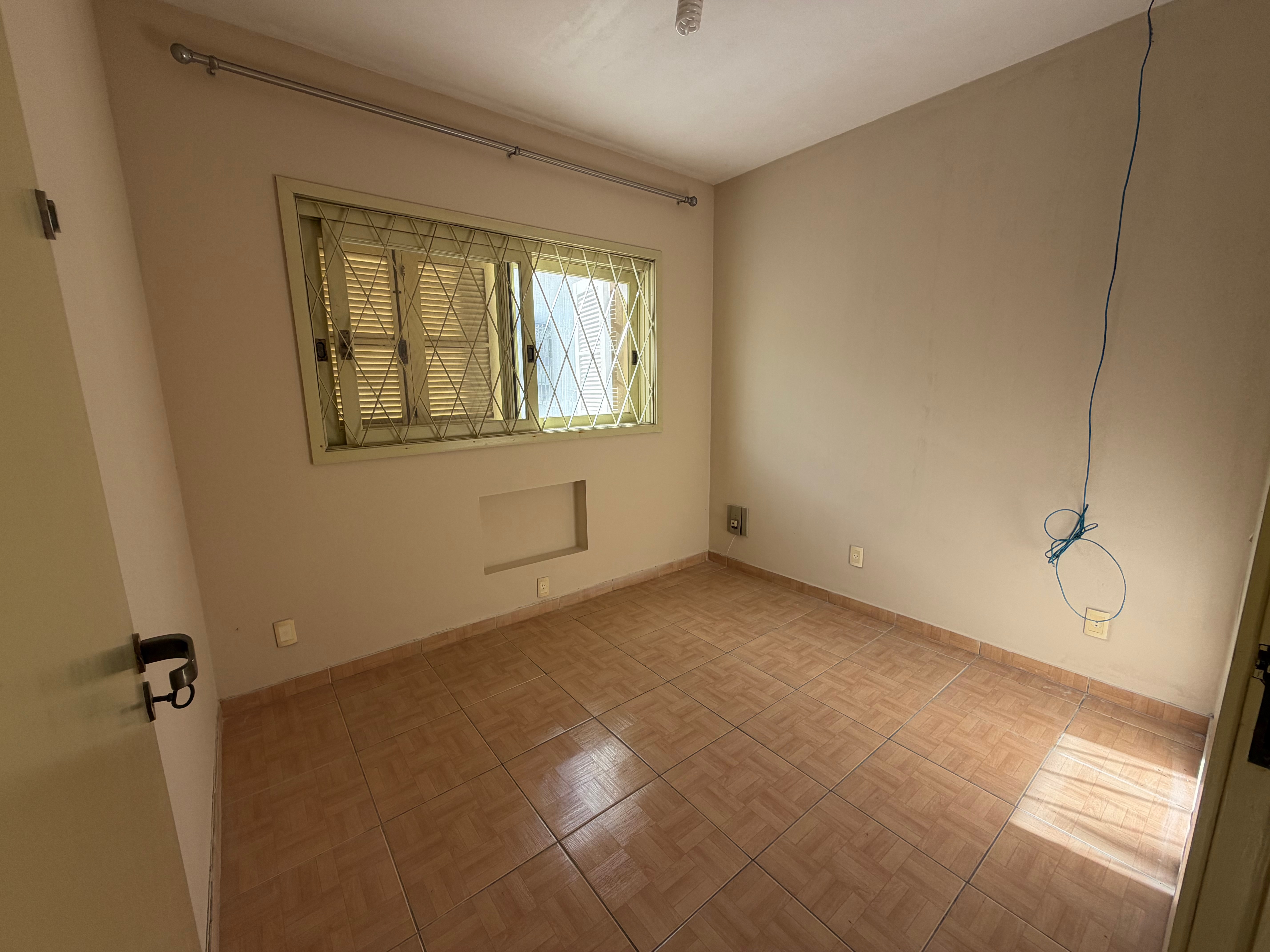 Casa à venda no centro de Pelotas - 284 m², 3 quartos (sendo 1 suíte), lareira, cozinha planejada e pátio com piscina. - 12