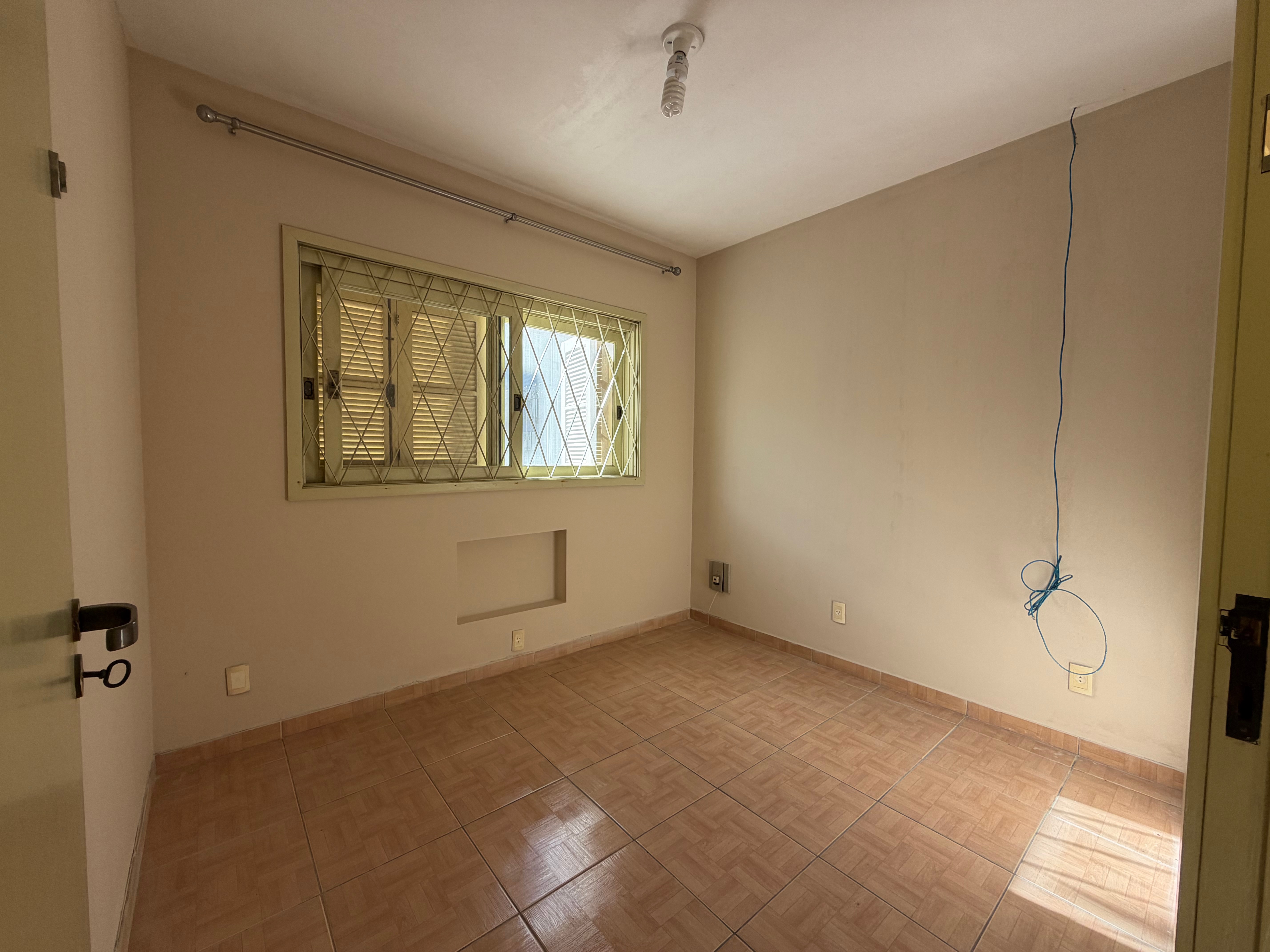 Casa à venda no centro de Pelotas - 284 m², 3 quartos (sendo 1 suíte), lareira, cozinha planejada e pátio com piscina. - 13