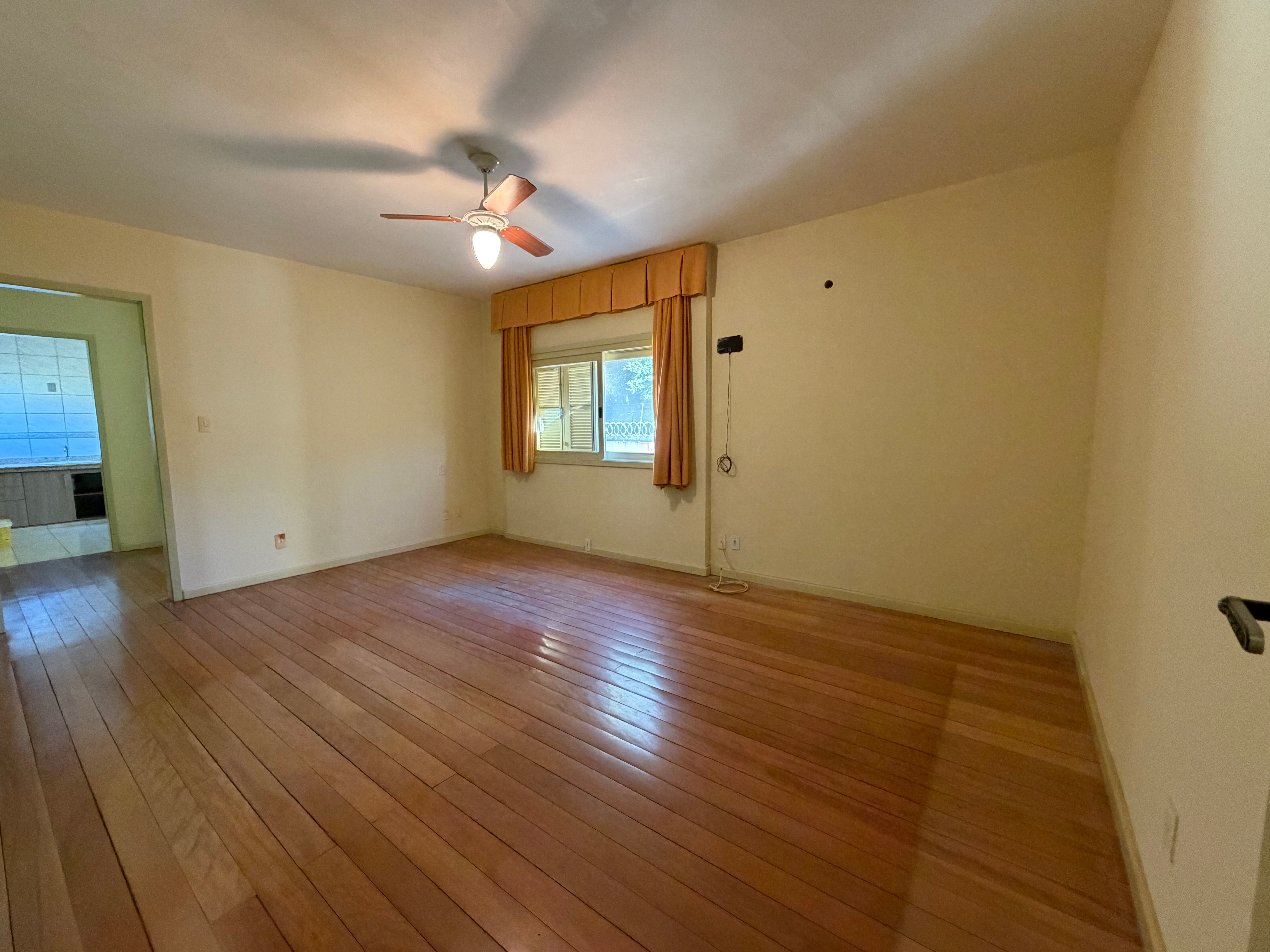 Casa à venda no centro de Pelotas - 284 m², 3 quartos (sendo 1 suíte), lareira, cozinha planejada e pátio com piscina. - 19