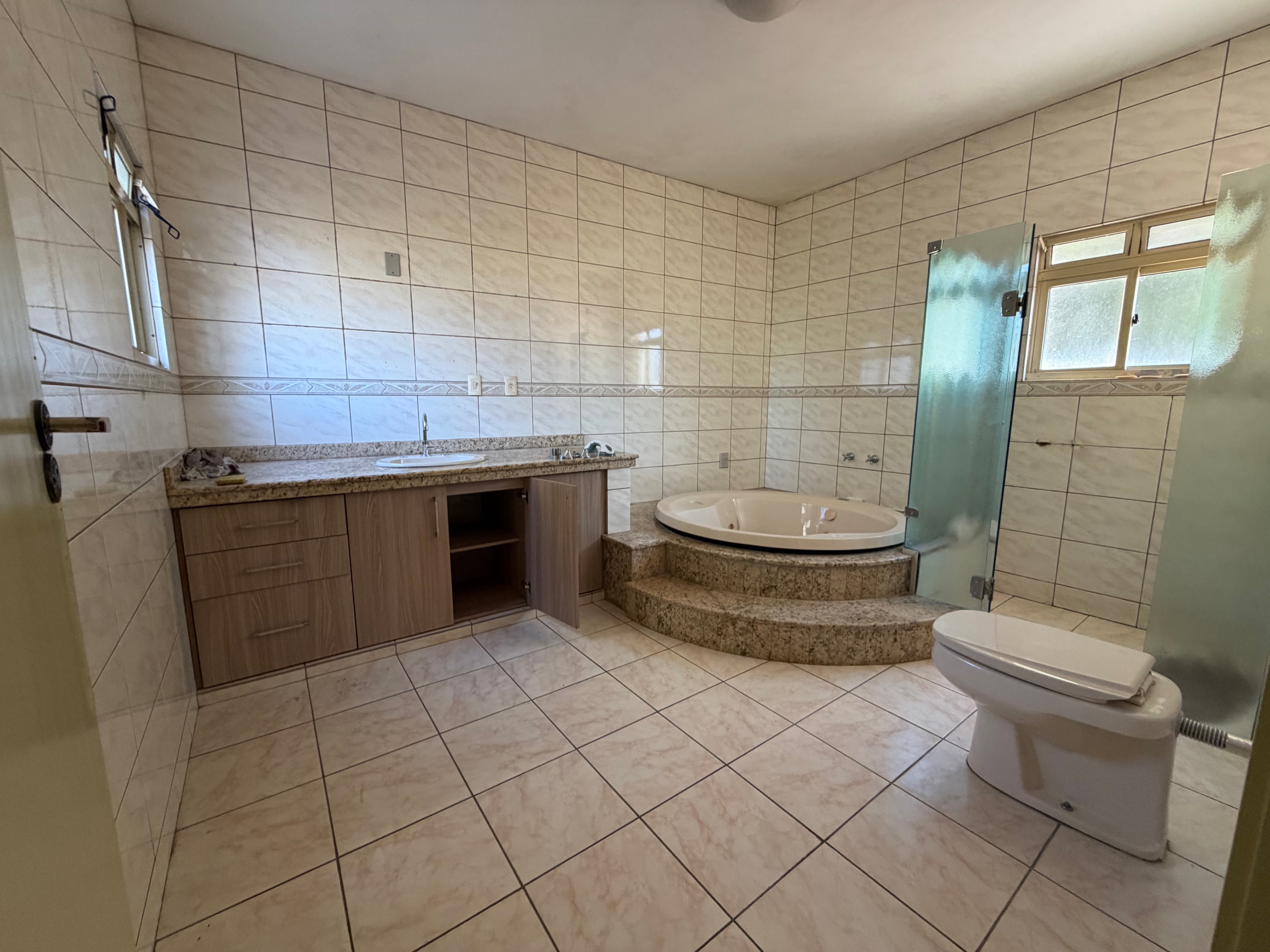 Casa à venda no centro de Pelotas - 284 m², 3 quartos (sendo 1 suíte), lareira, cozinha planejada e pátio com piscina. - 21