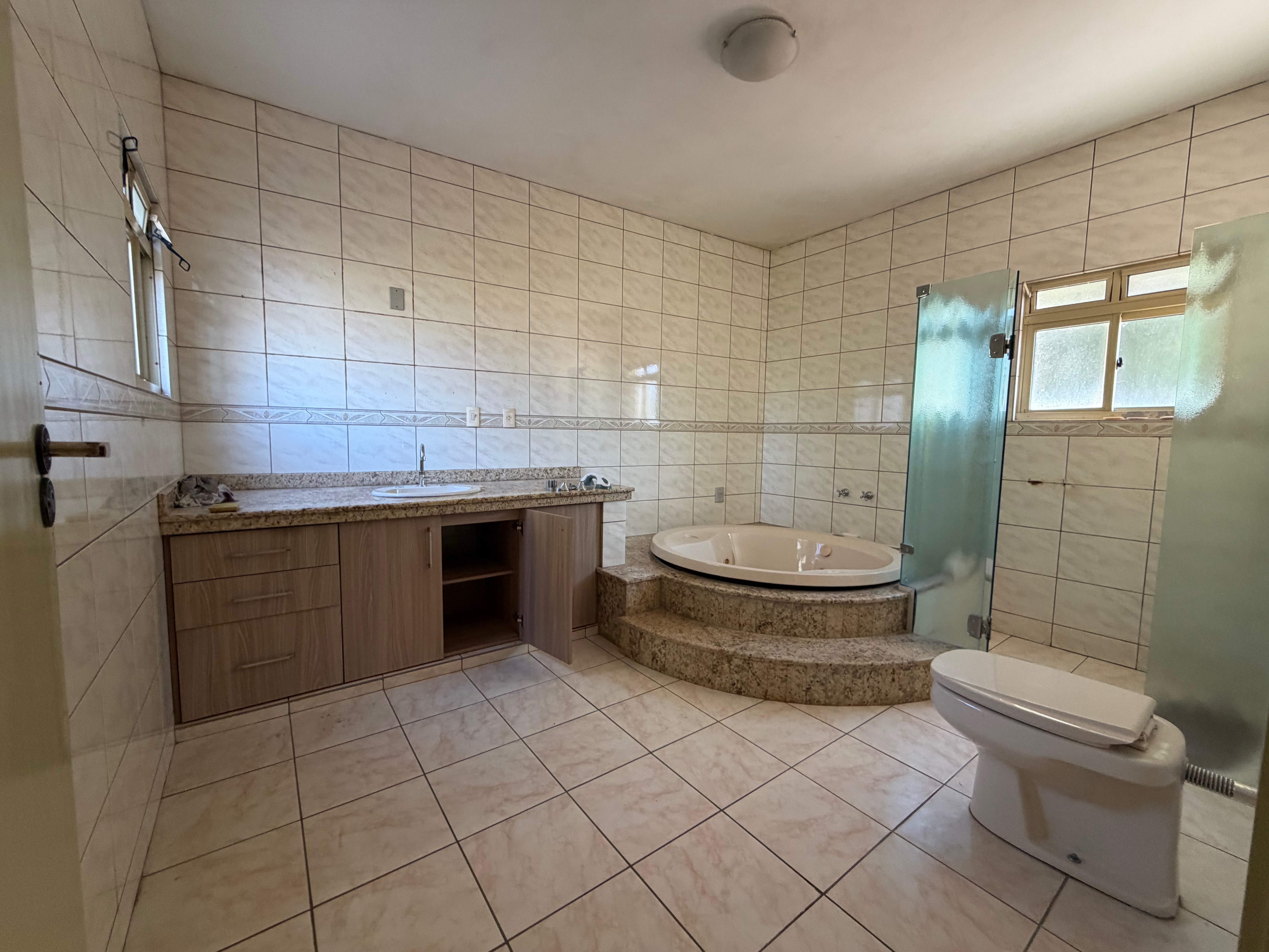 Casa à venda no centro de Pelotas - 284 m², 3 quartos (sendo 1 suíte), lareira, cozinha planejada e pátio com piscina. - 25