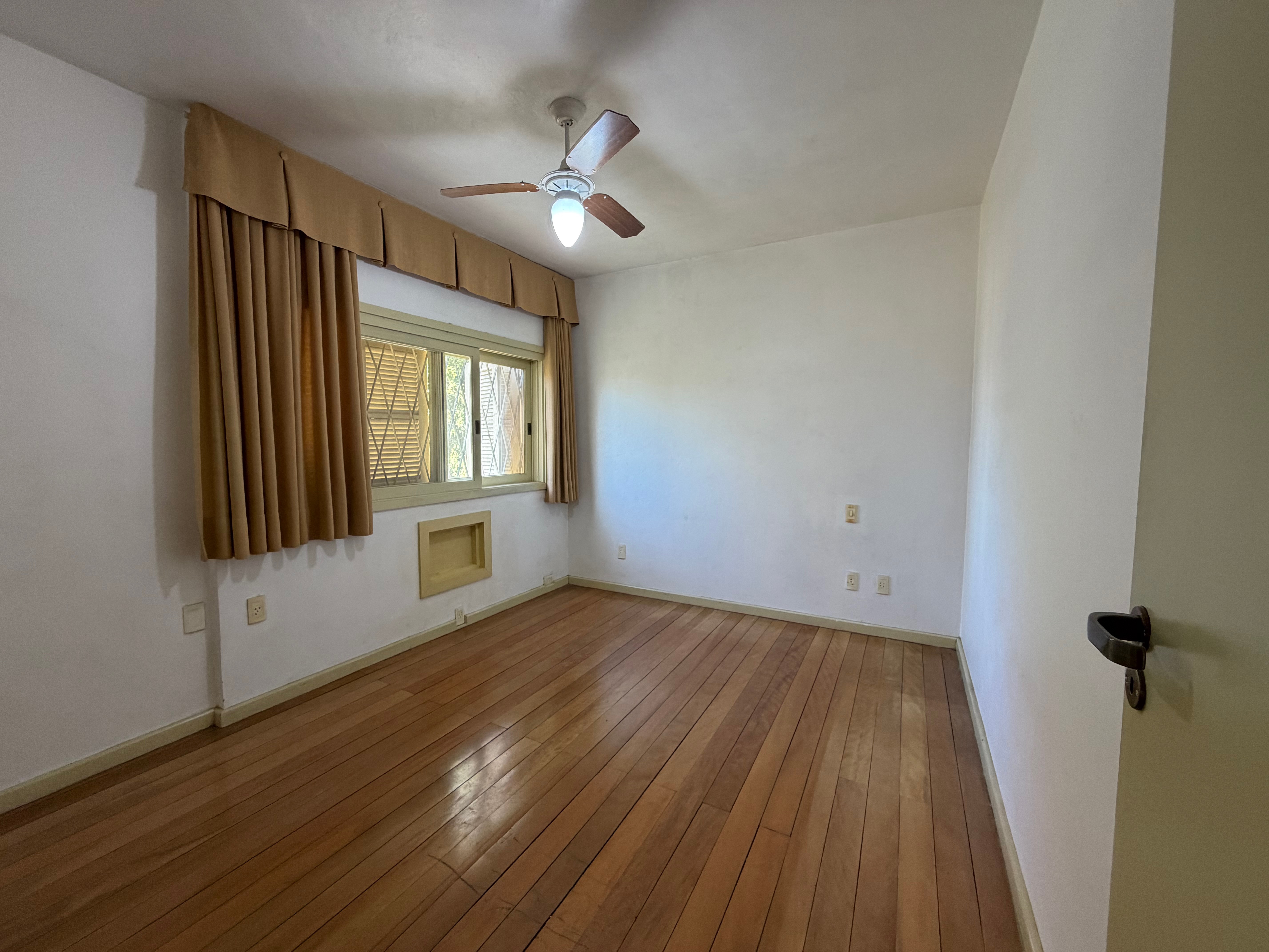 Casa à venda no centro de Pelotas - 284 m², 3 quartos (sendo 1 suíte), lareira, cozinha planejada e pátio com piscina. - 24