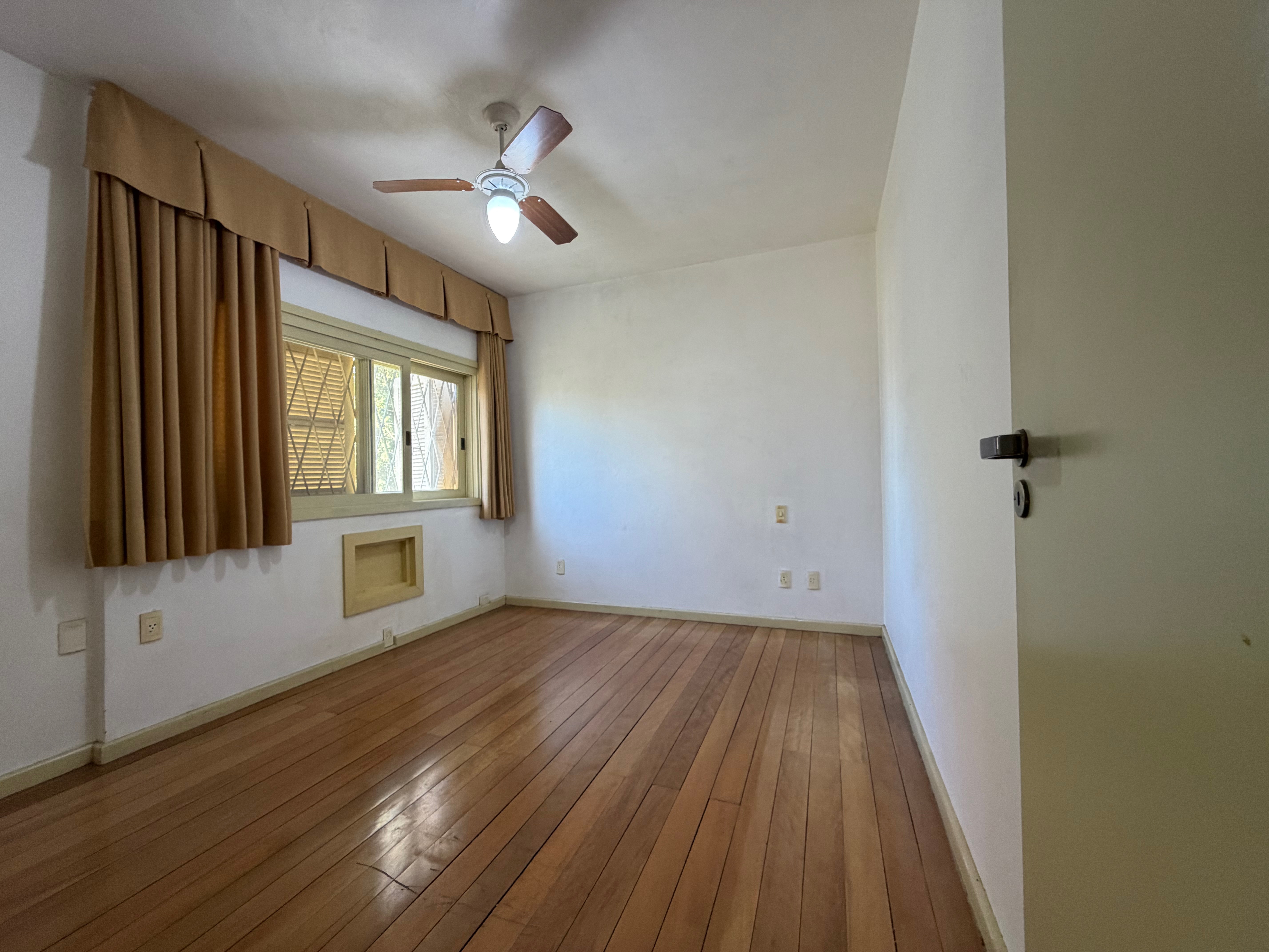 Casa à venda no centro de Pelotas - 284 m², 3 quartos (sendo 1 suíte), lareira, cozinha planejada e pátio com piscina. - 23