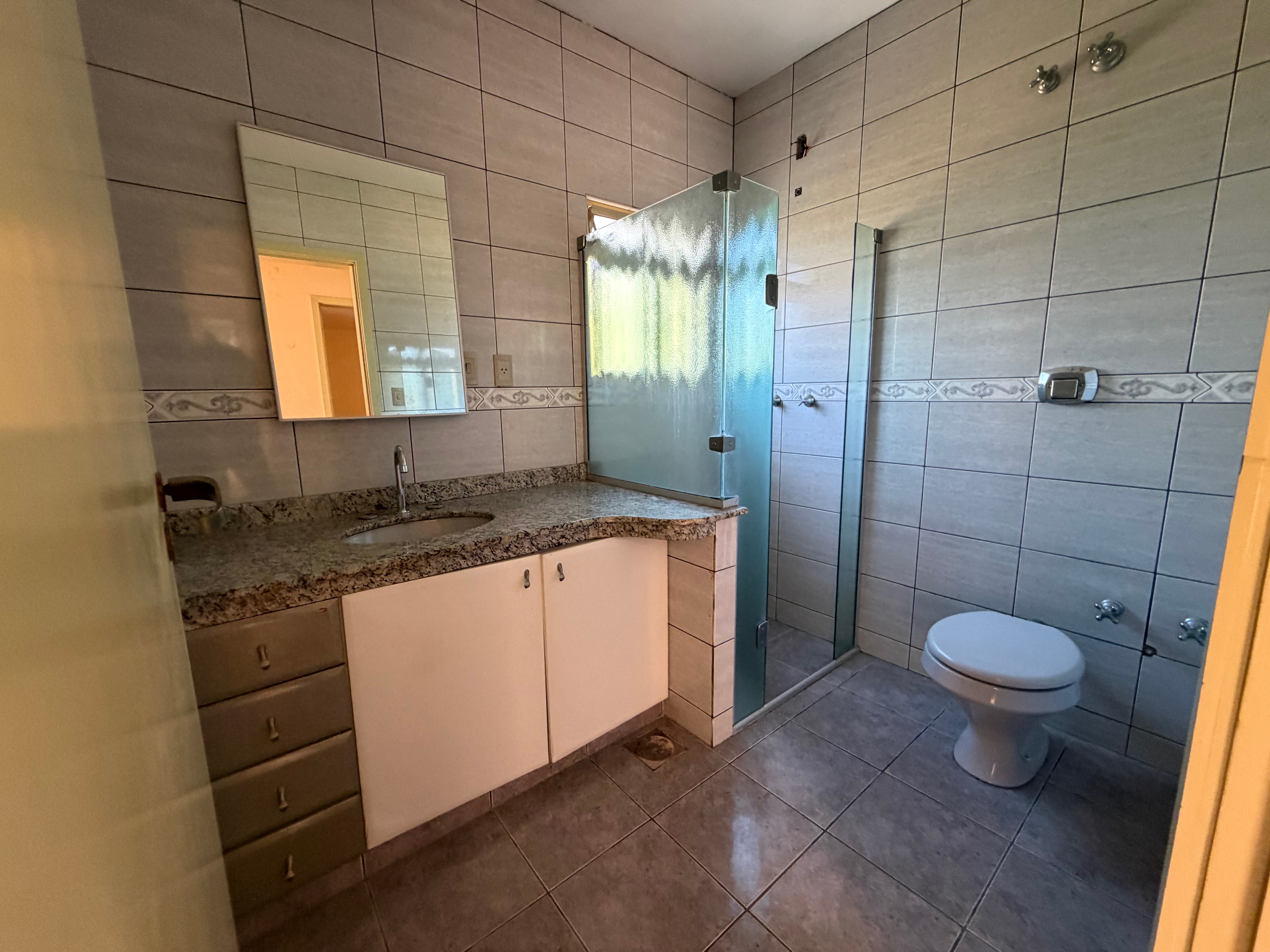 Casa à venda no centro de Pelotas - 284 m², 3 quartos (sendo 1 suíte), lareira, cozinha planejada e pátio com piscina. - 26