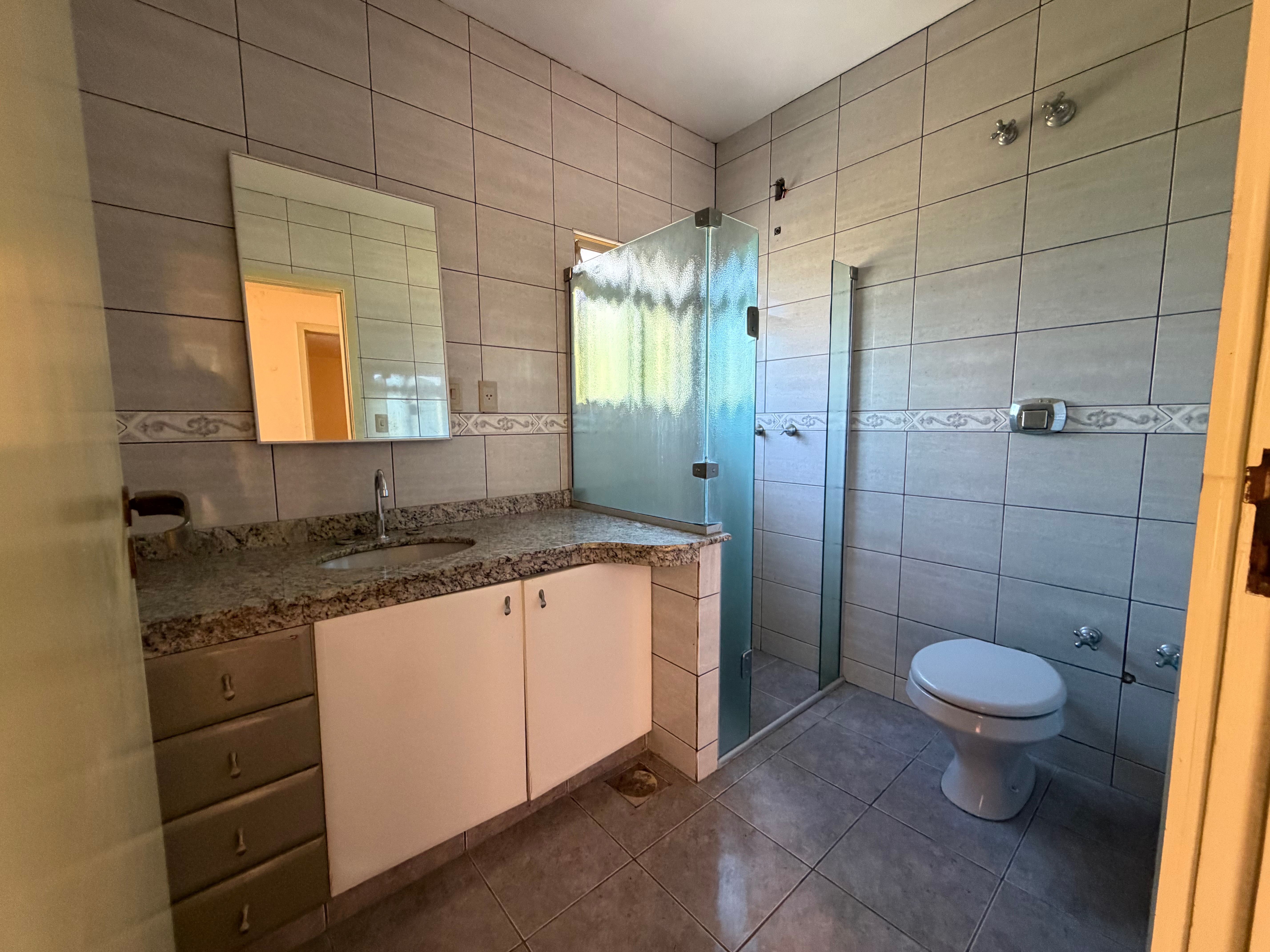 Casa à venda no centro de Pelotas - 284 m², 3 quartos (sendo 1 suíte), lareira, cozinha planejada e pátio com piscina. - 27