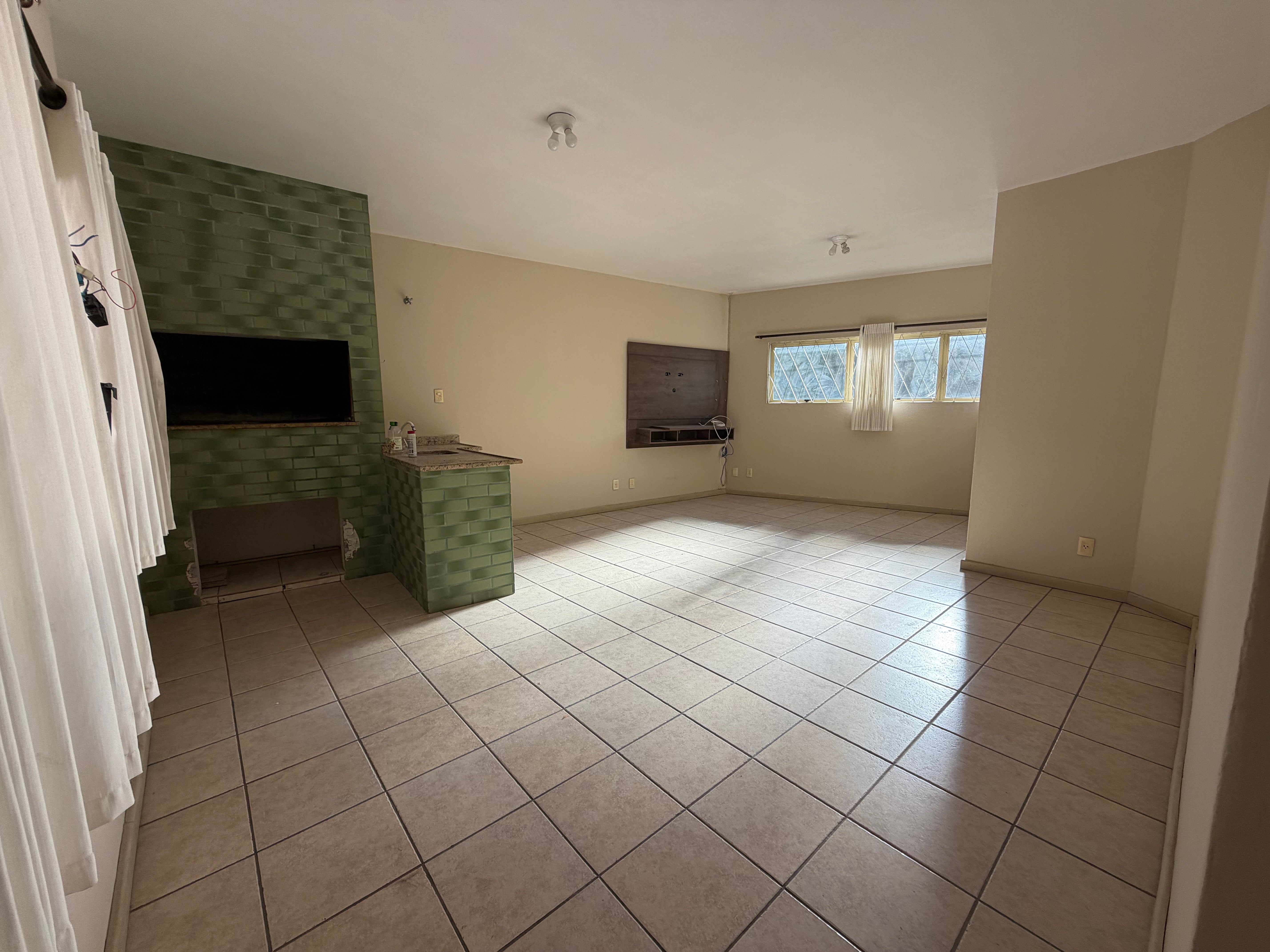 Casa à venda no centro de Pelotas - 284 m², 3 quartos (sendo 1 suíte), lareira, cozinha planejada e pátio com piscina. - 28