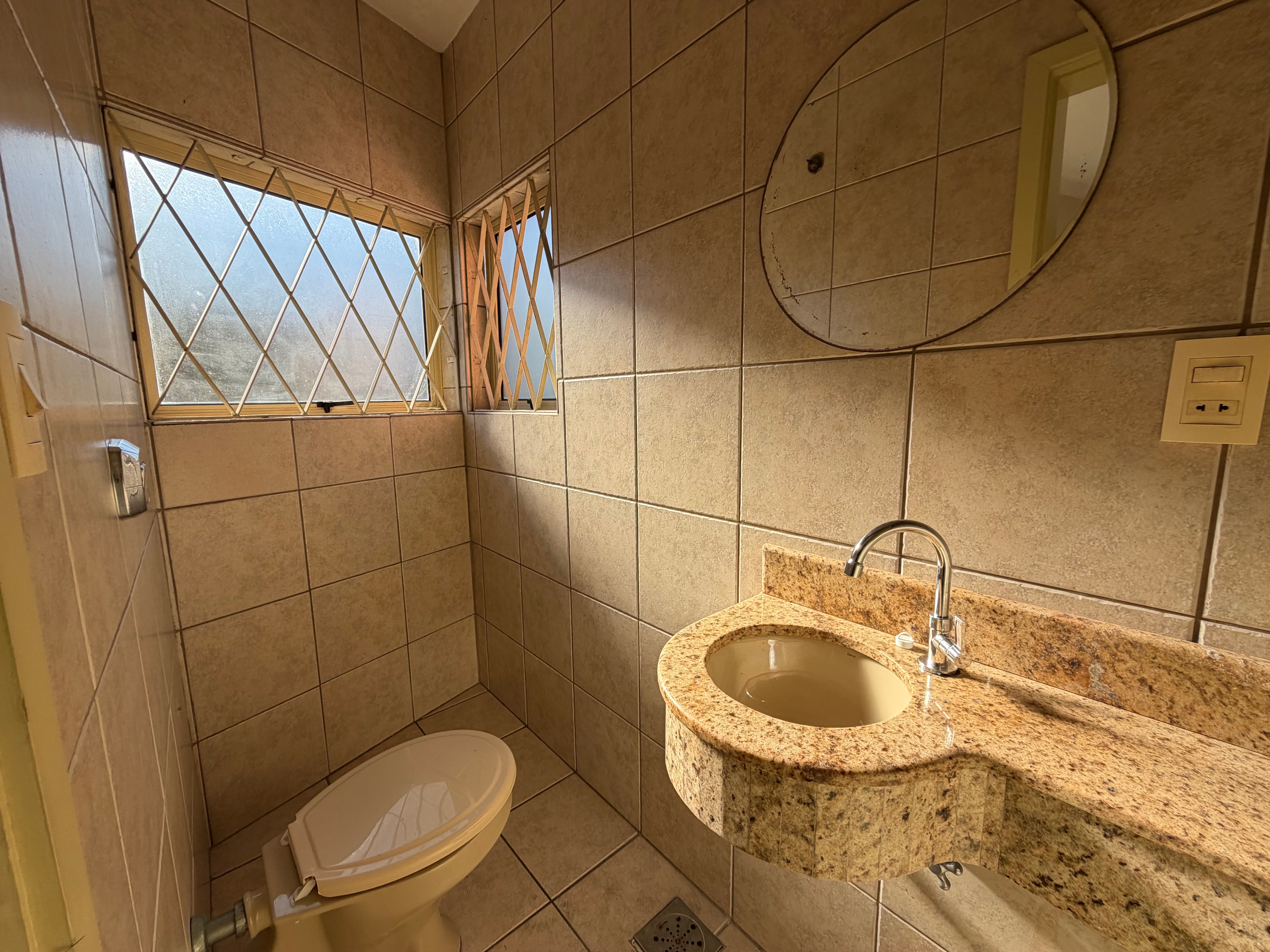 Casa à venda no centro de Pelotas - 284 m², 3 quartos (sendo 1 suíte), lareira, cozinha planejada e pátio com piscina. - 30