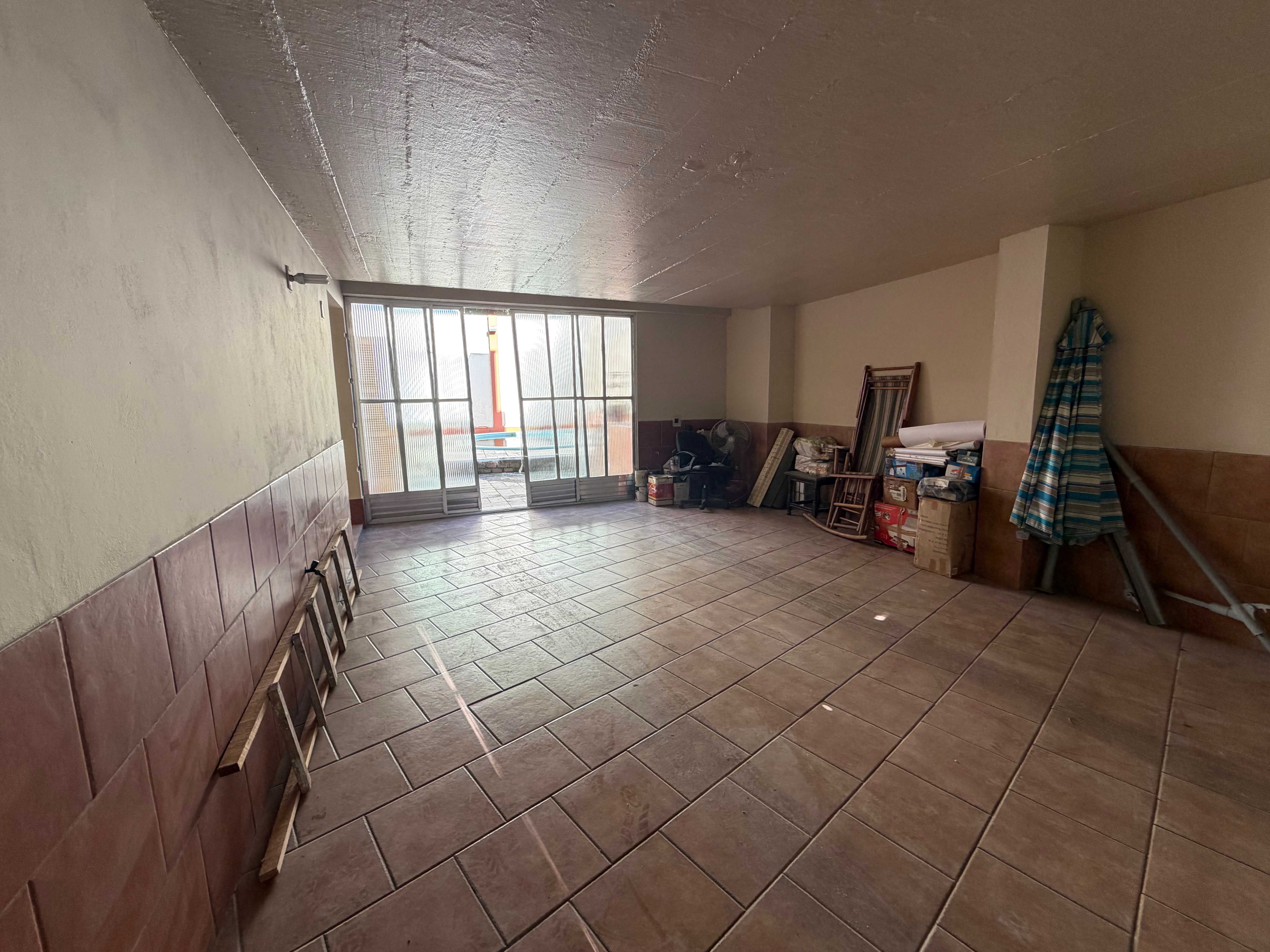 Casa à venda no centro de Pelotas - 284 m², 3 quartos (sendo 1 suíte), lareira, cozinha planejada e pátio com piscina. - 35