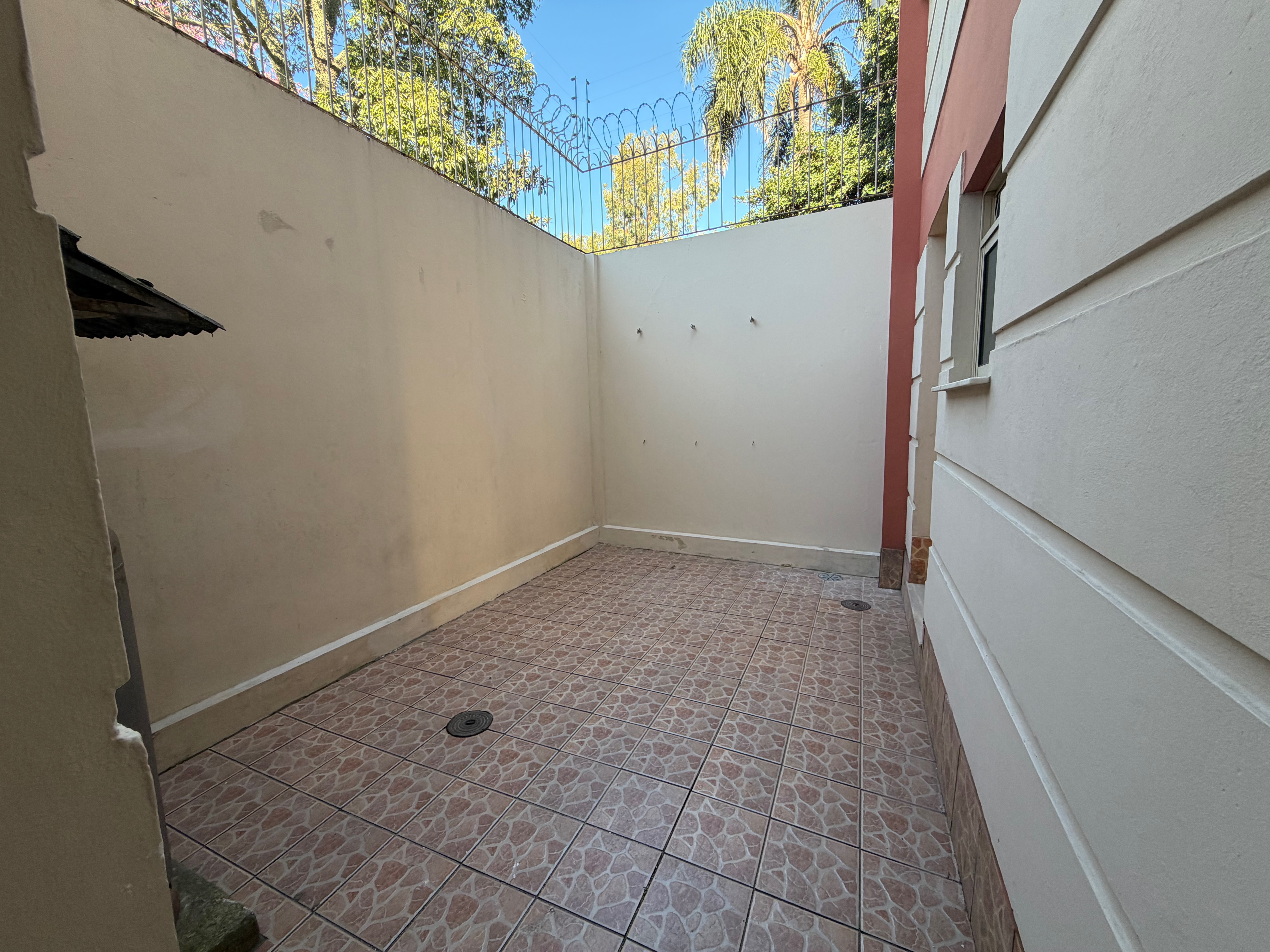 Casa à venda no centro de Pelotas - 284 m², 3 quartos (sendo 1 suíte), lareira, cozinha planejada e pátio com piscina. - 38