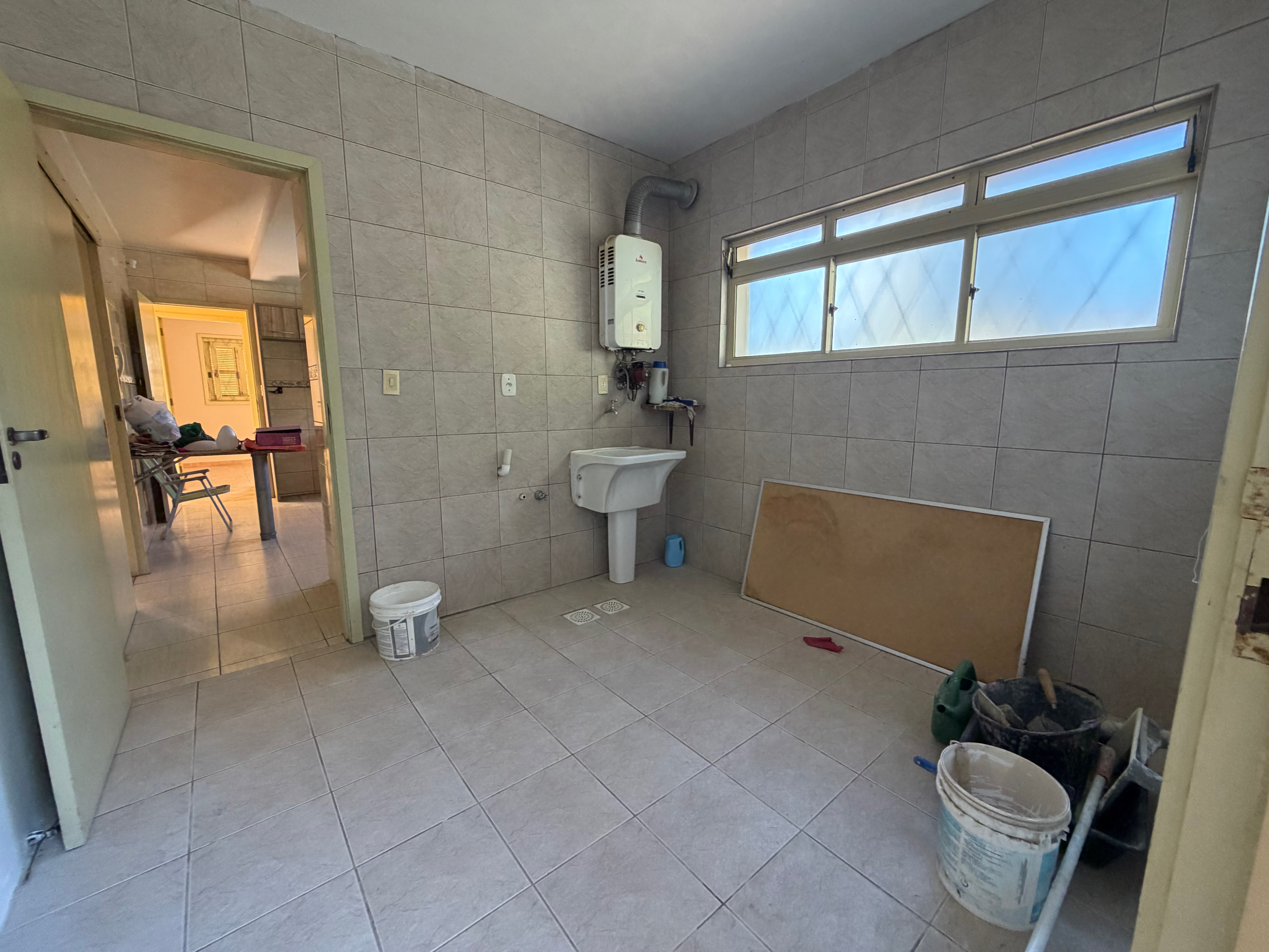 Casa à venda no centro de Pelotas - 284 m², 3 quartos (sendo 1 suíte), lareira, cozinha planejada e pátio com piscina. - 39