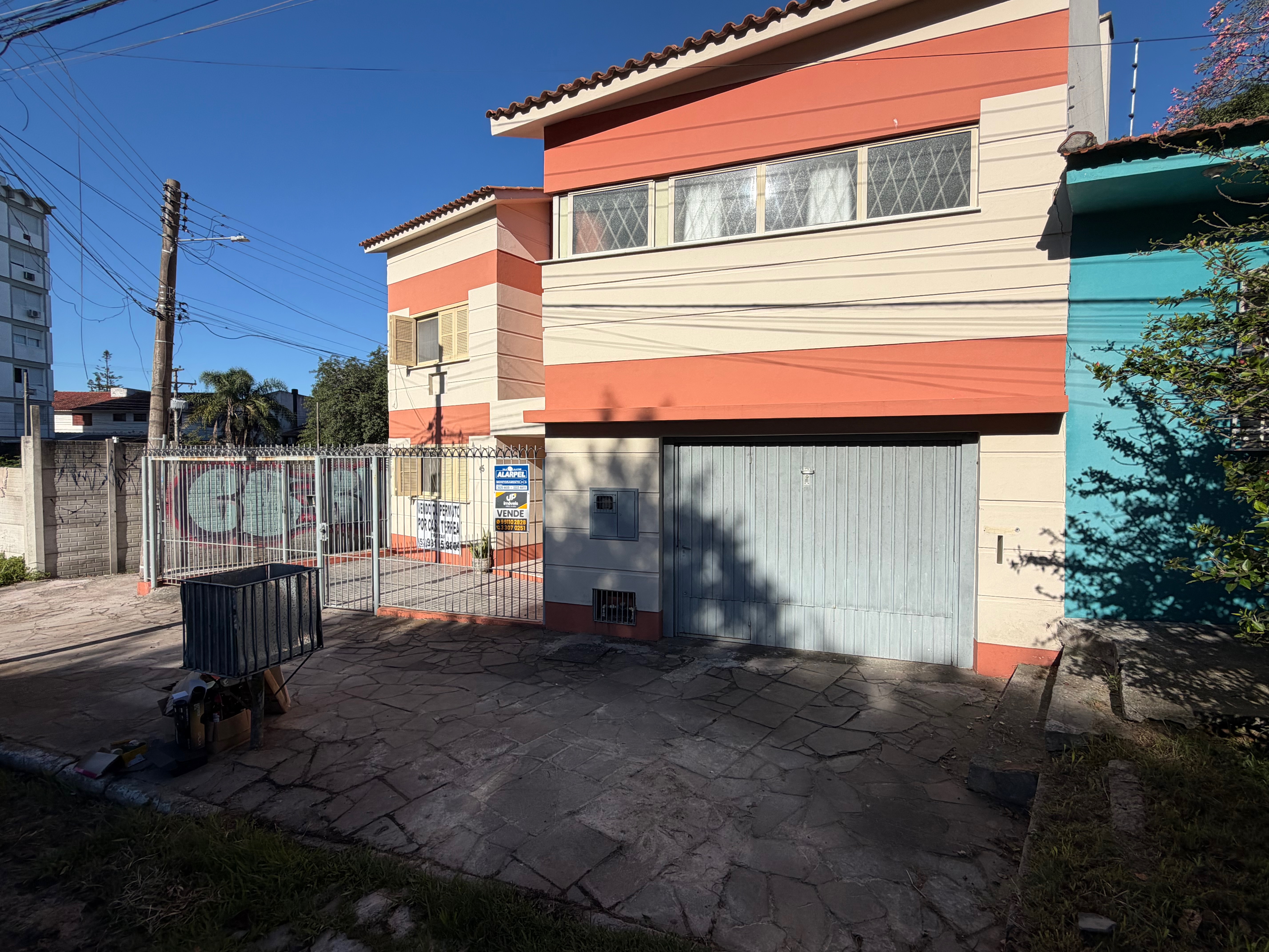 Casa à venda no centro de Pelotas - 284 m², 3 quartos (sendo 1 suíte), lareira, cozinha planejada e pátio com piscina. - 40