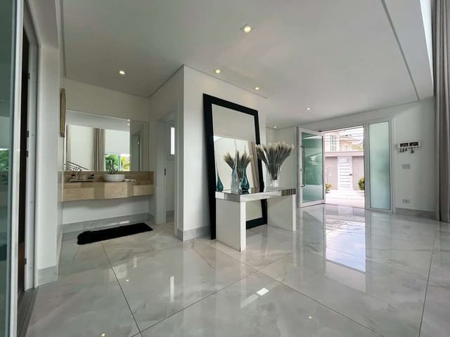 Sobrado com 1144m² 4 quartos e 6 banheiros, à venda, no bairro São Paulo II em Cotia