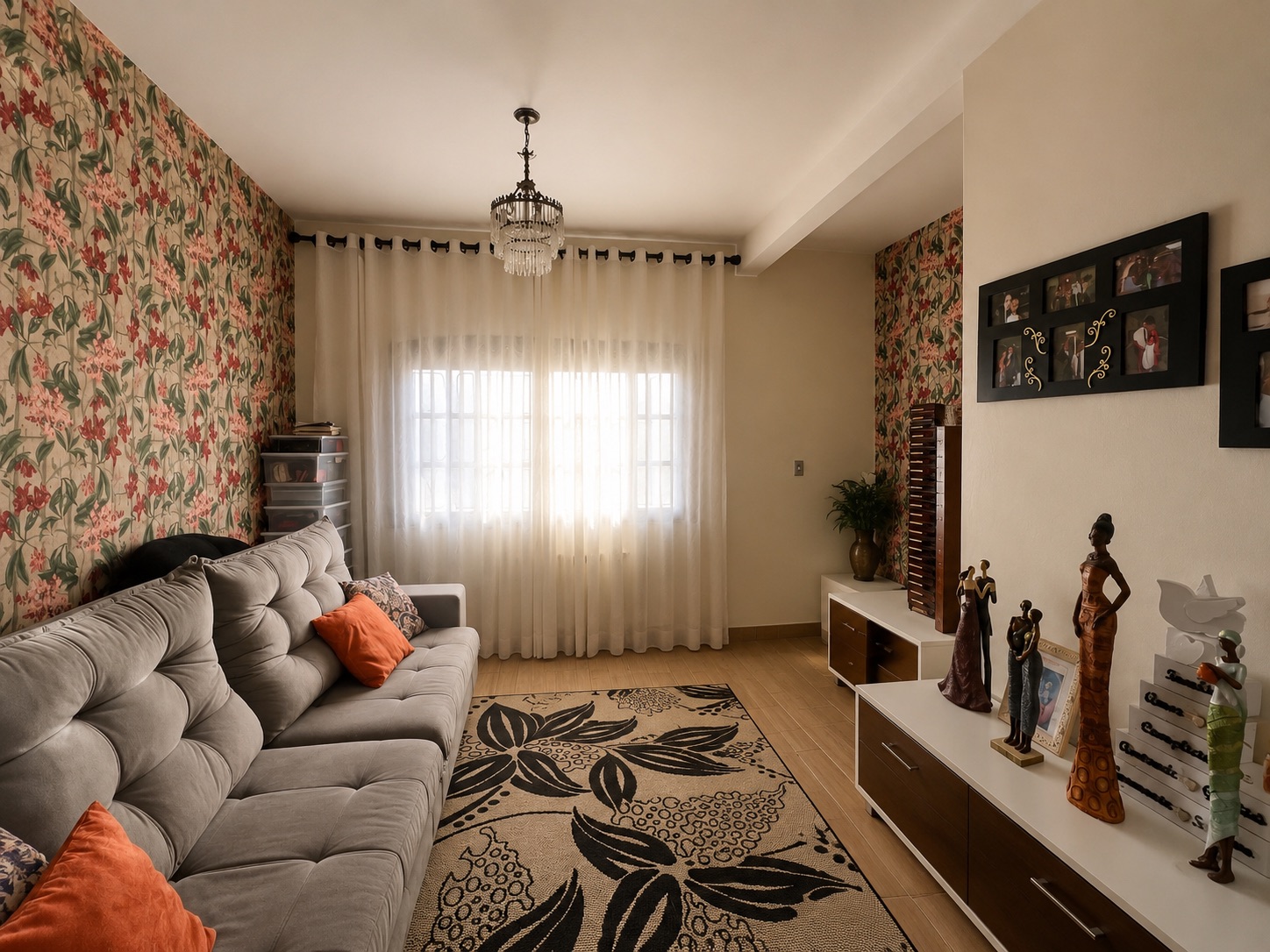 Casa à venda no Fragata, Pelotas - 119 m², 3 quartos (sendo 2 suítes), sacada, espaço gourmet com churrasqueira, piscina e garagem.