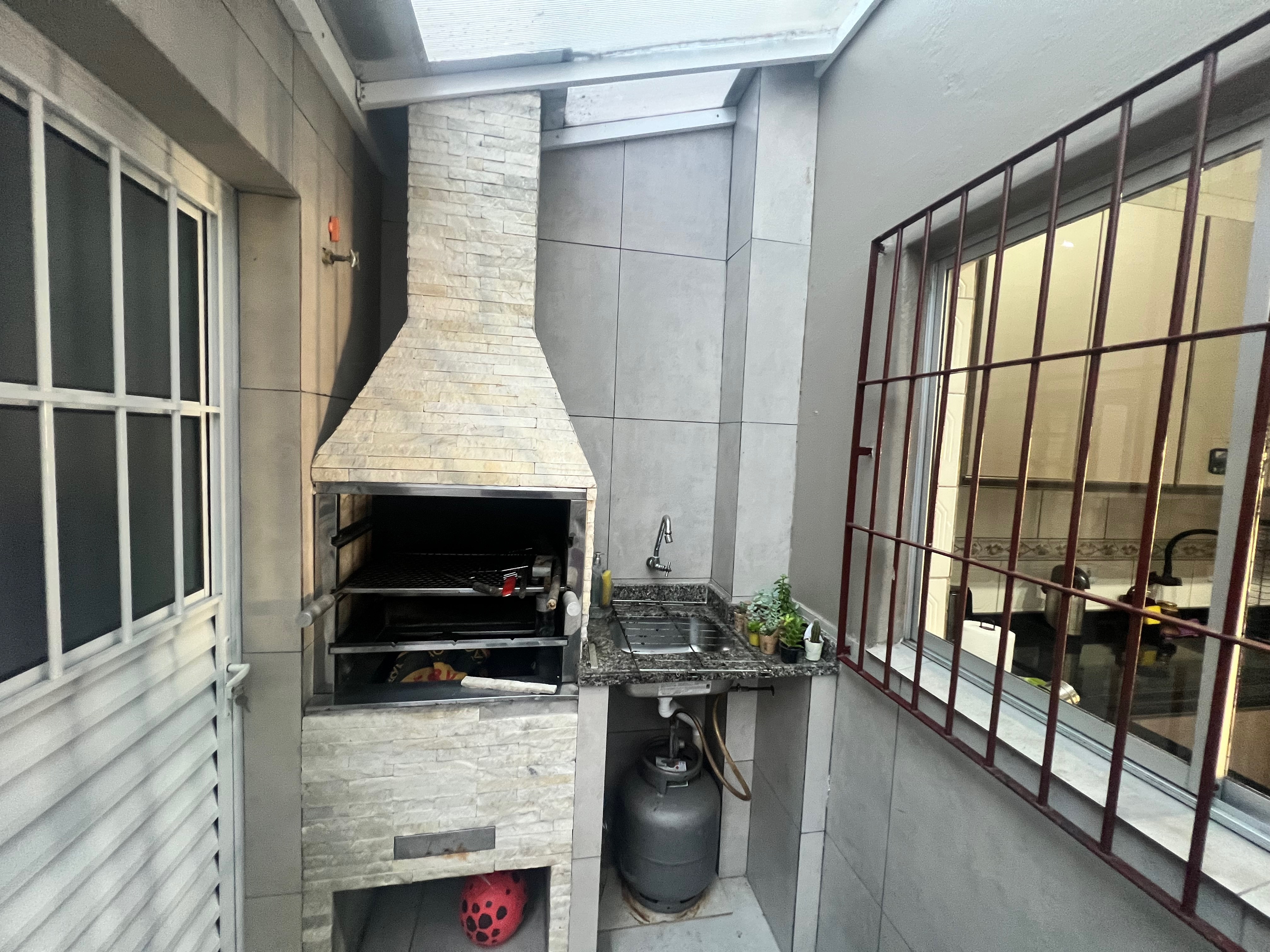 Casa à venda no Fragata, Pelotas - 119 m², 3 quartos (sendo 2 suítes), sacada, espaço gourmet com churrasqueira, piscina e garagem. - 28