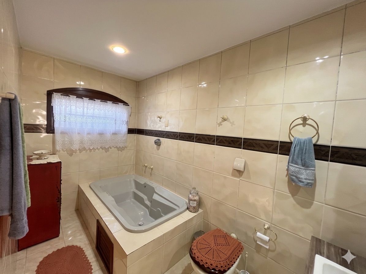 Casa à venda no Fragata, Pelotas - 119 m², 3 quartos (sendo 2 suítes), sacada, espaço gourmet com churrasqueira, piscina e garagem. - 18