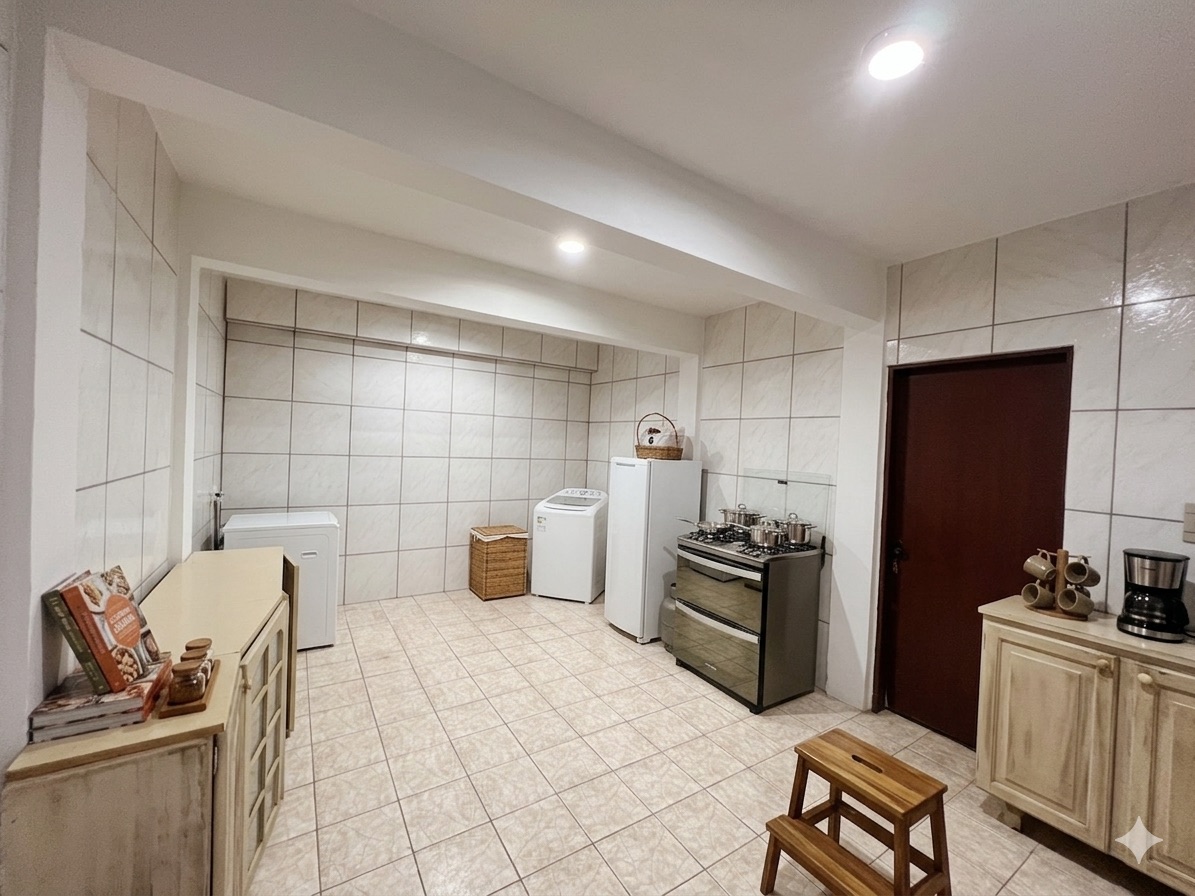 Casa à venda no Fragata, Pelotas - 119 m², 3 quartos (sendo 2 suítes), sacada, espaço gourmet com churrasqueira, piscina e garagem. - 27