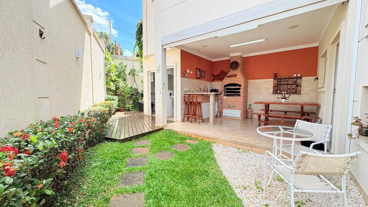 Sobrado para venda em Jardim Regina com 3 quartos, sendo 3 suítes, 255m²