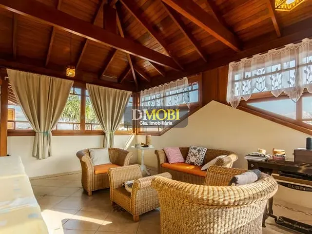 Sobrado com 427m² 4 quartos e 5 banheiros, à venda ou para alugar, no bairro Centro em Gravataí