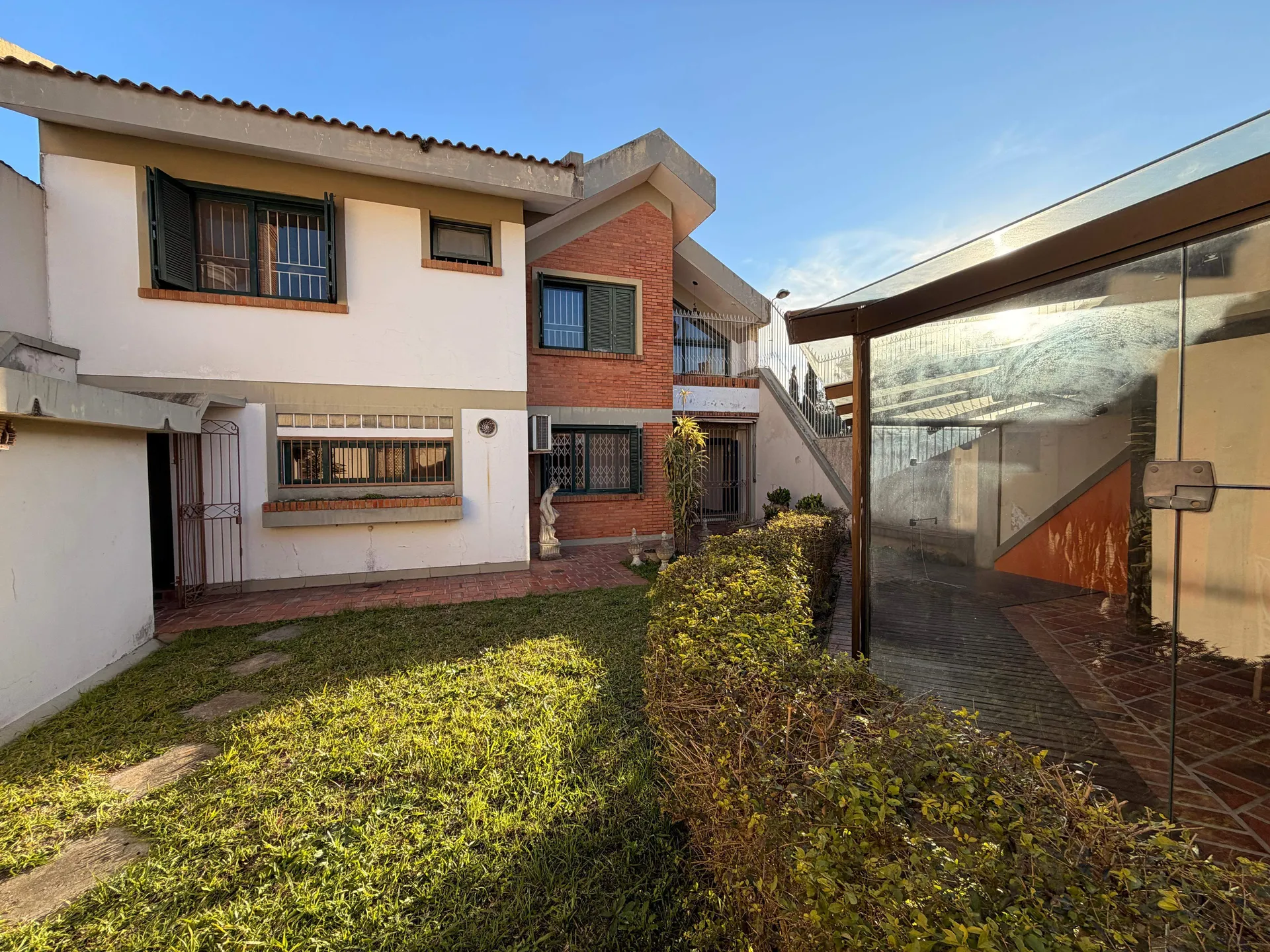 Casa à venda no Areal, Pelotas - 368 m², 3 quartos (sendo 1 suíte), alto padrão, com elevador e amplo espaço gourmet. - 26
