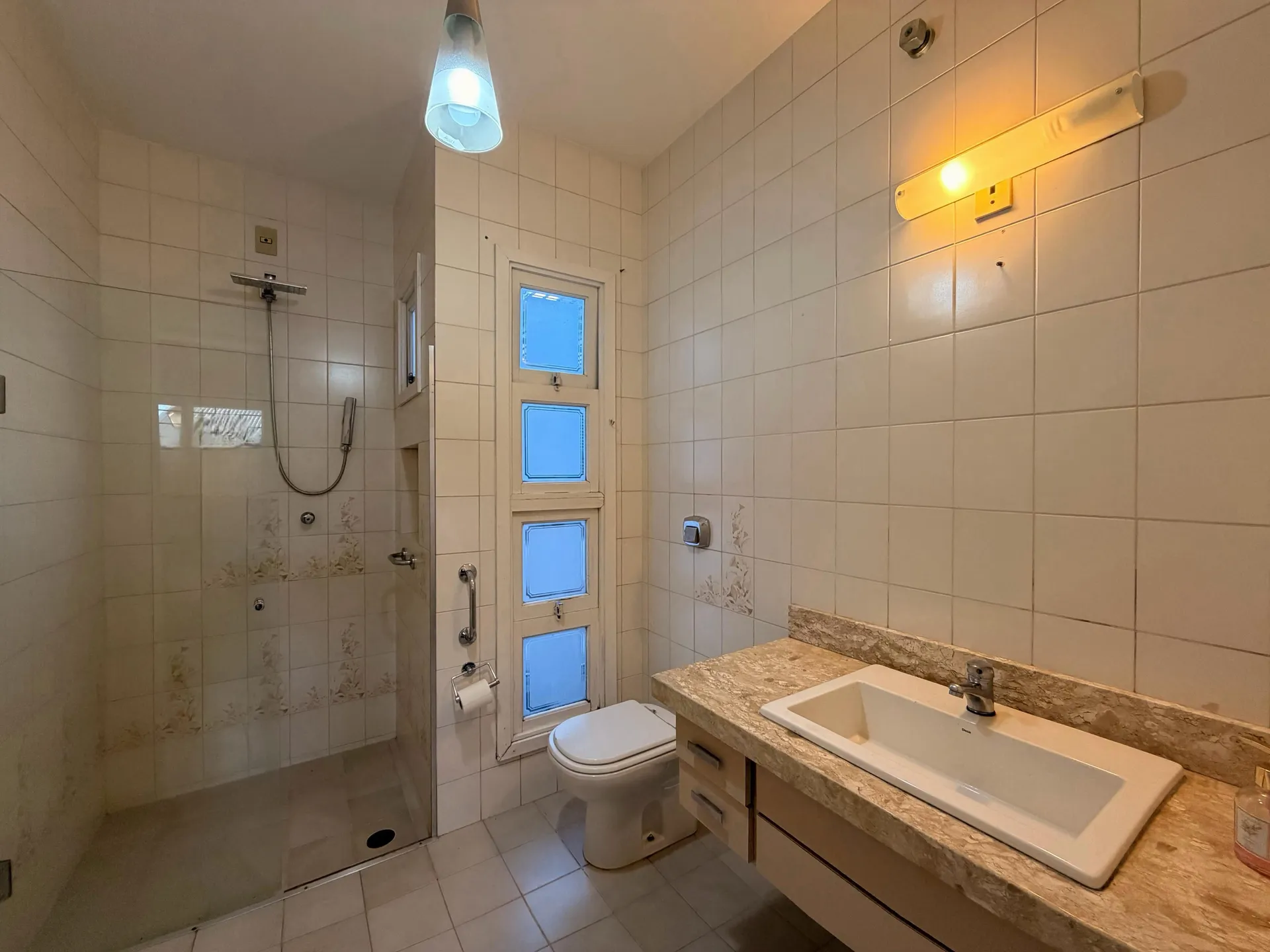 Casa à venda no Areal, Pelotas - 368 m², 3 quartos (sendo 1 suíte), alto padrão, com elevador e amplo espaço gourmet. - 21