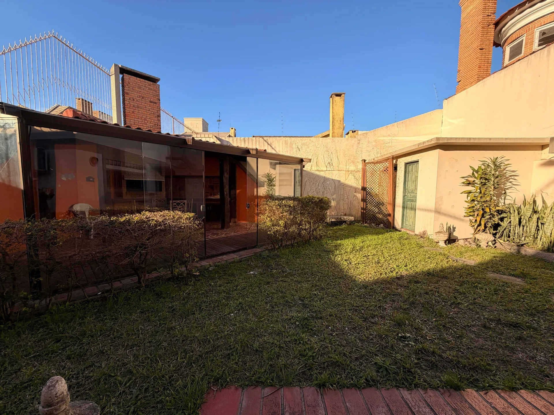 Casa à venda no Areal, Pelotas - 368 m², 3 quartos (sendo 1 suíte), alto padrão, com elevador e amplo espaço gourmet. - 24