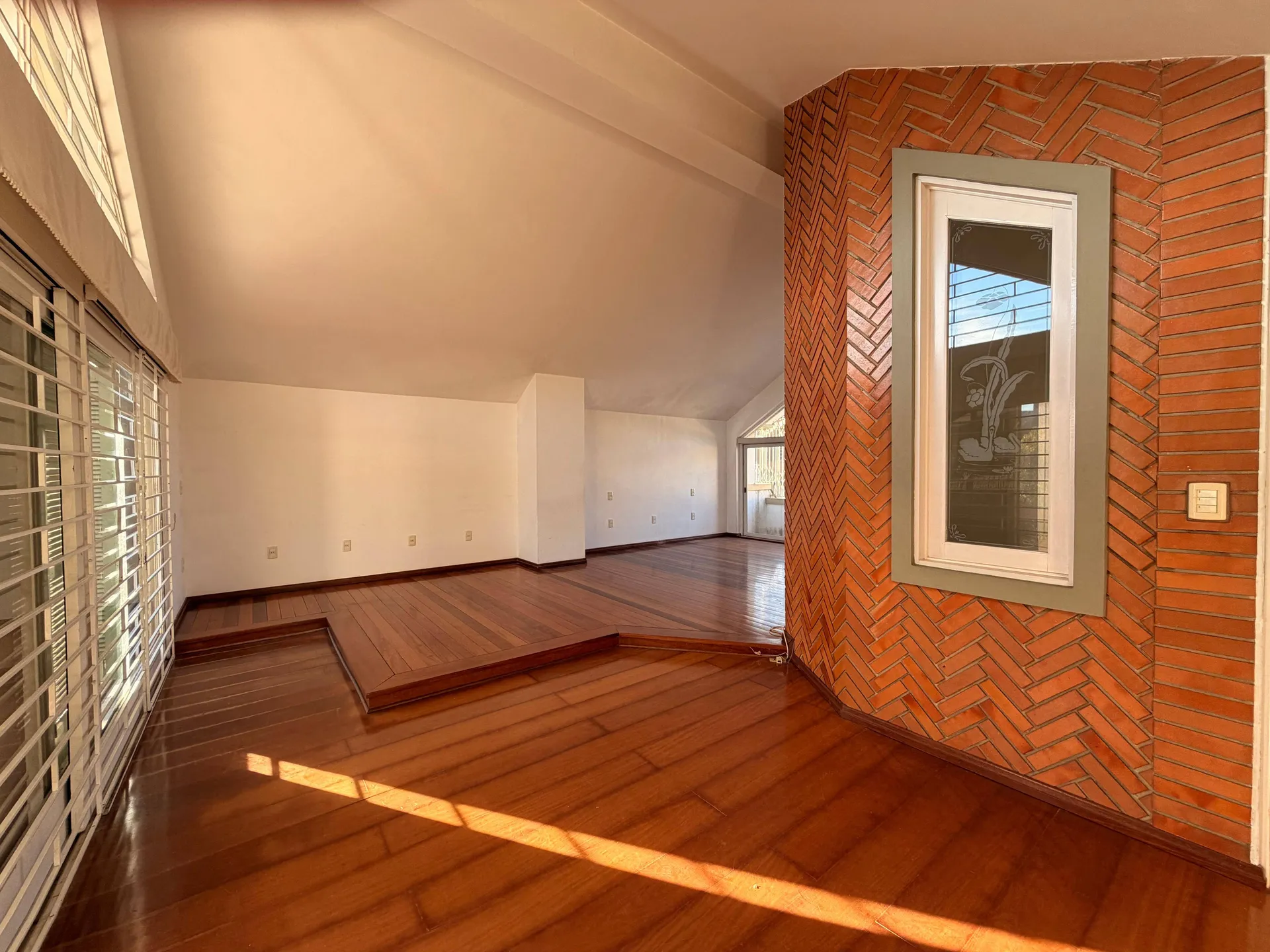 Casa à venda no Areal, Pelotas - 368 m², 3 quartos (sendo 1 suíte), alto padrão, com elevador e amplo espaço gourmet. - 13