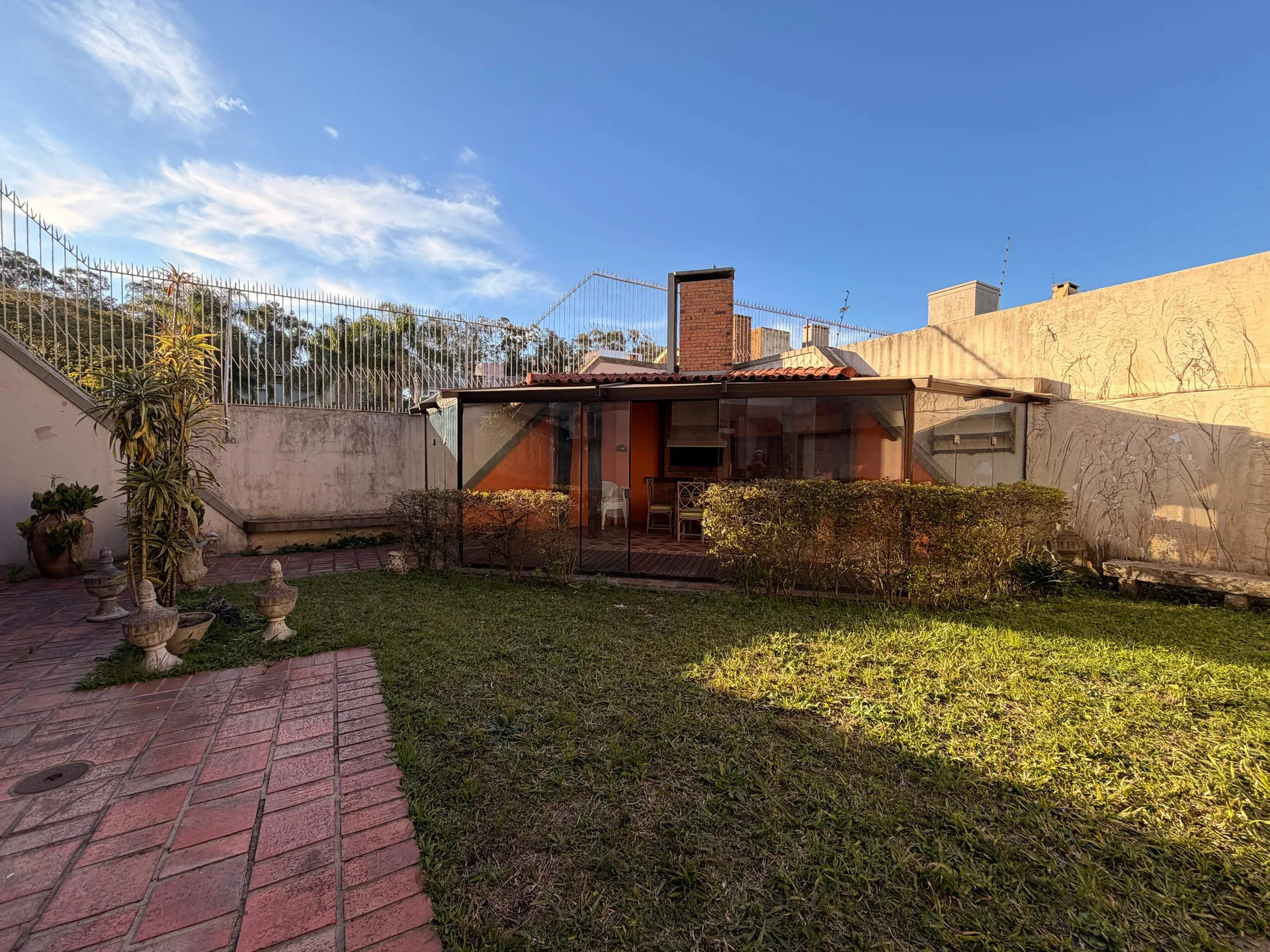 Casa à venda no Areal, Pelotas - 368 m², 3 quartos (sendo 1 suíte), alto padrão, com elevador e amplo espaço gourmet. - 25