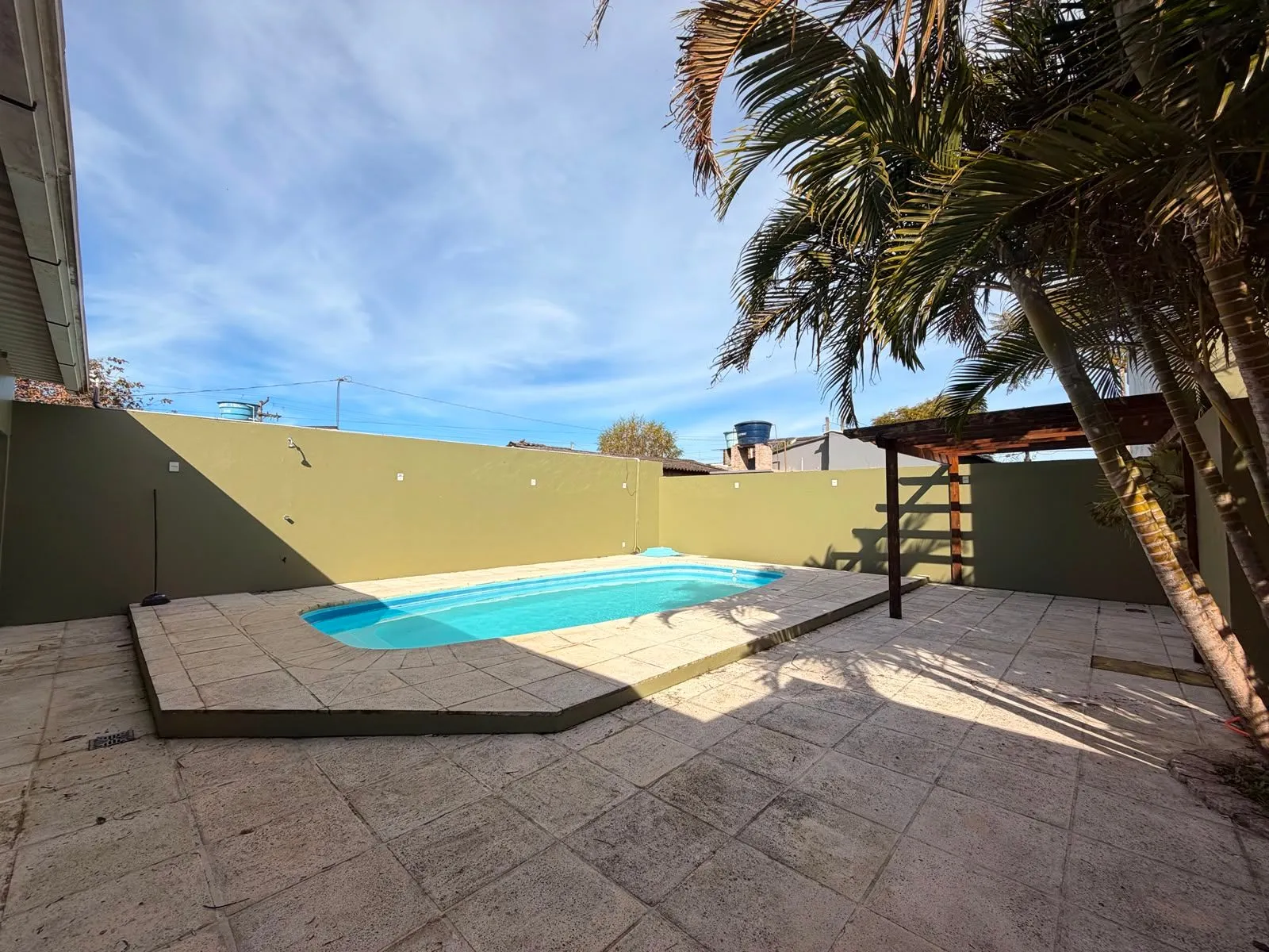 Casa à venda nas Três Vendas, Pelotas - 344 m², 4 quartos, móveis planejados, amplo pátio com garagem, área gourmet com churrasqueira e piscina. - 30