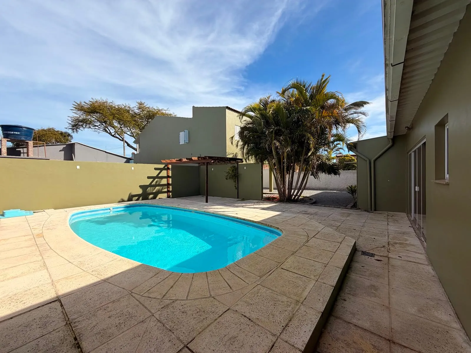 Casa à venda nas Três Vendas, Pelotas - 344 m², 4 quartos, móveis planejados, amplo pátio com garagem, área gourmet com churrasqueira e piscina. - 32
