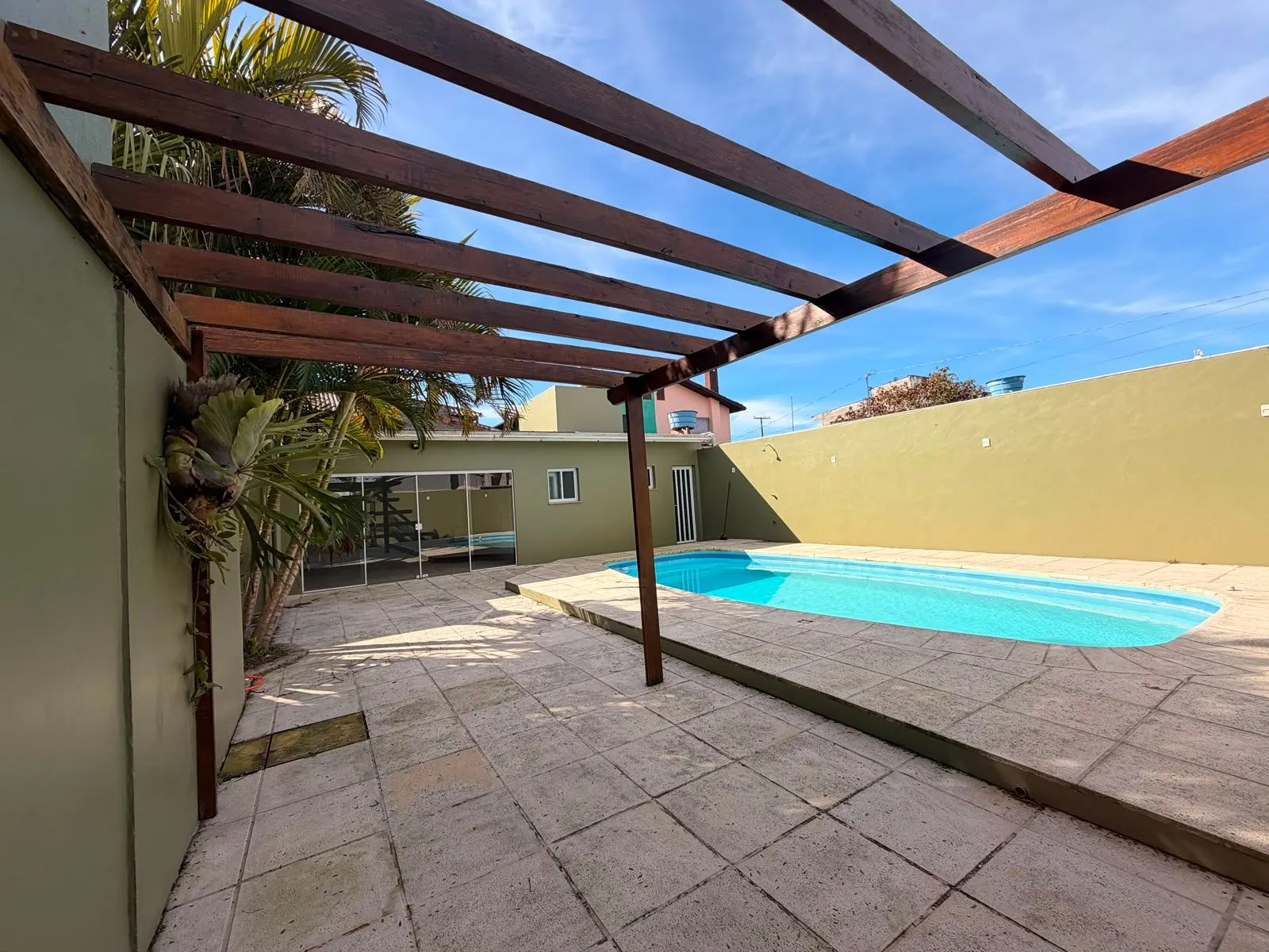 Casa à venda nas Três Vendas, Pelotas - 344 m², 4 quartos, móveis planejados, amplo pátio com garagem, área gourmet com churrasqueira e piscina. - 31