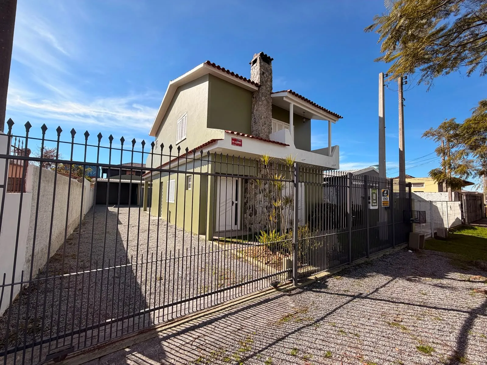 Casa à venda nas Três Vendas, Pelotas - 344 m², 4 quartos, móveis planejados, amplo pátio com garagem, área gourmet com churrasqueira e piscina. - 33
