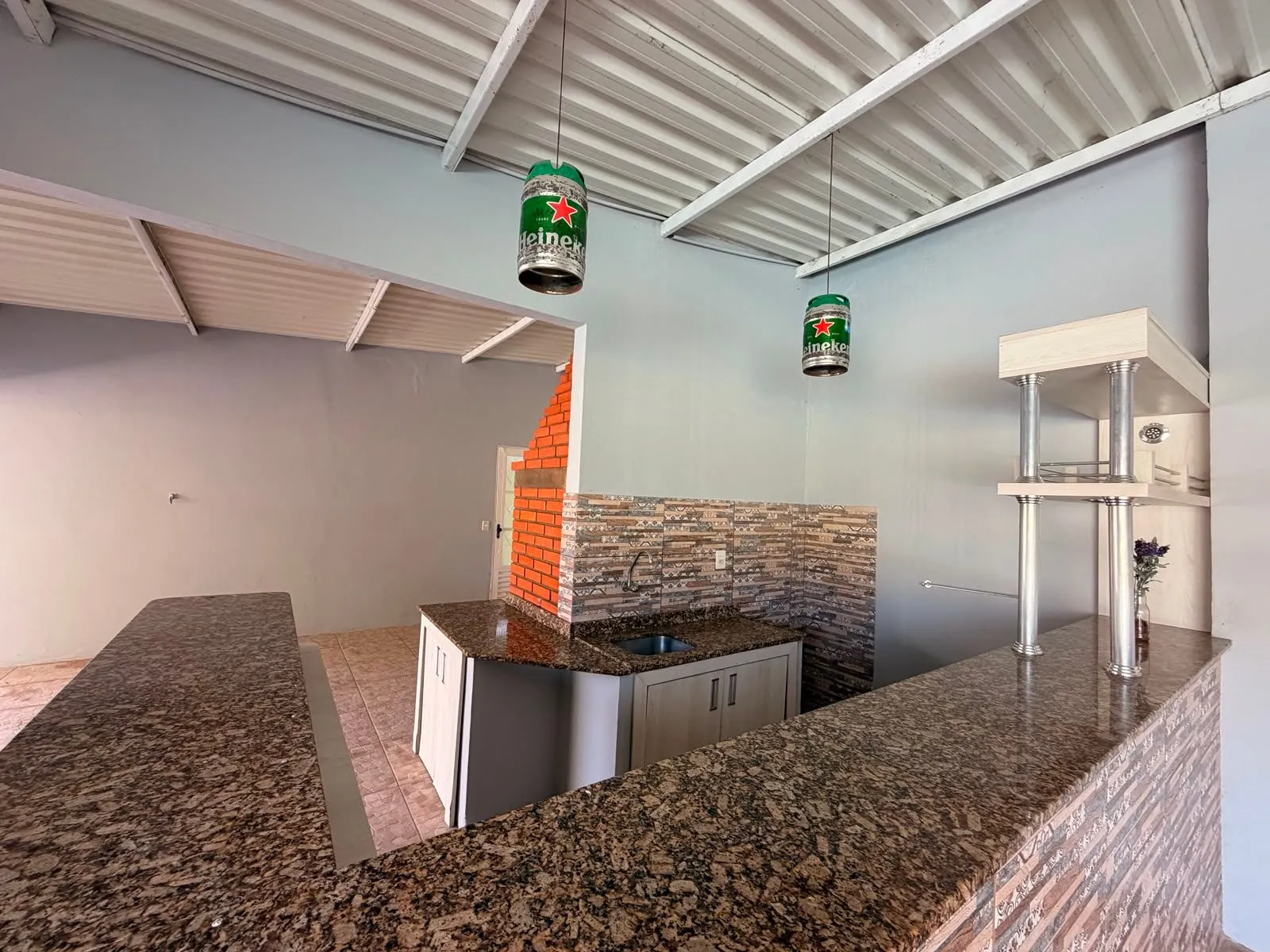Casa à venda nas Três Vendas, Pelotas - 344 m², 4 quartos, móveis planejados, amplo pátio com garagem, área gourmet com churrasqueira e piscina. - 23