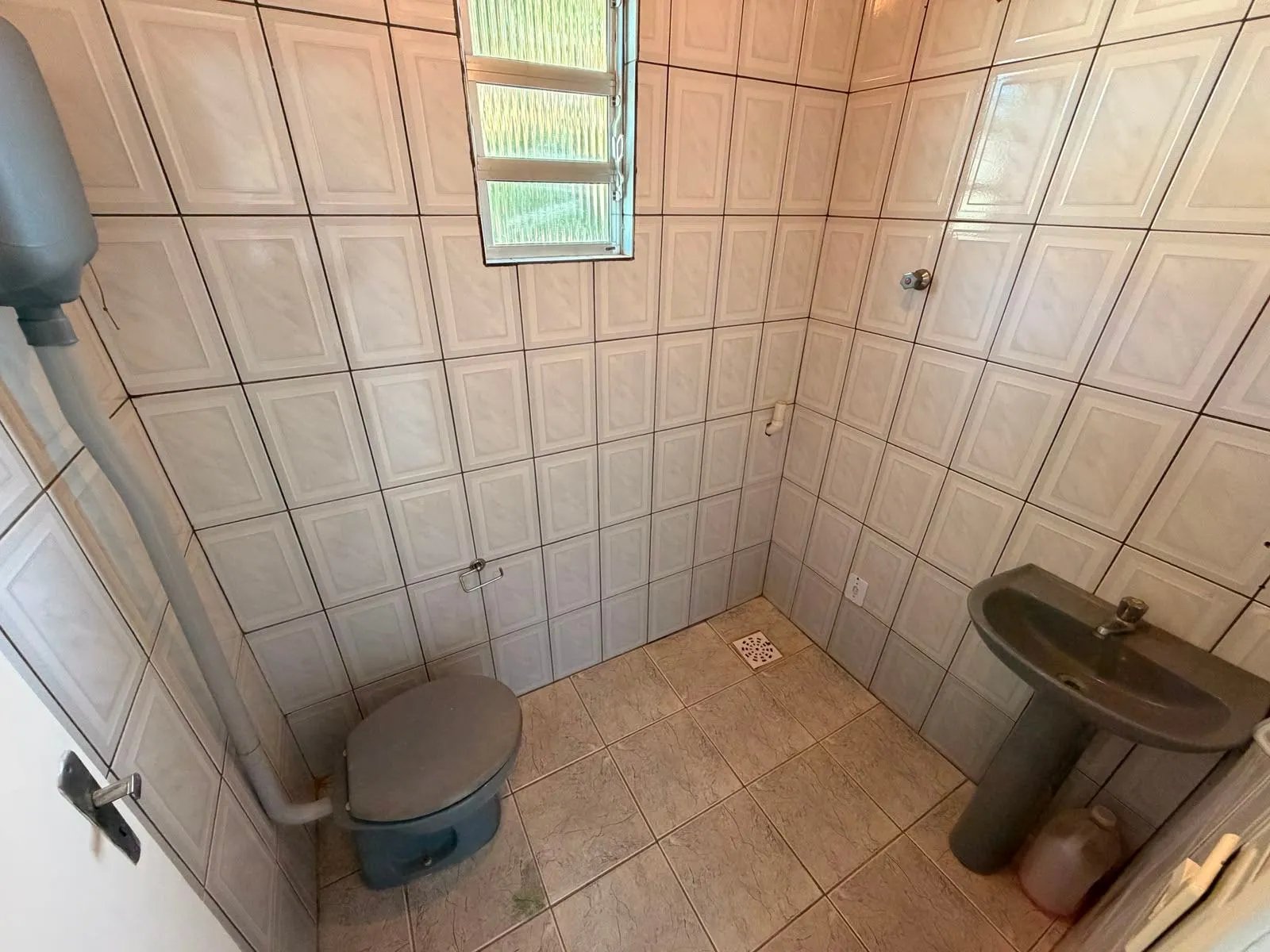 Casa à venda nas Três Vendas, Pelotas - 344 m², 4 quartos, móveis planejados, amplo pátio com garagem, área gourmet com churrasqueira e piscina. - 25