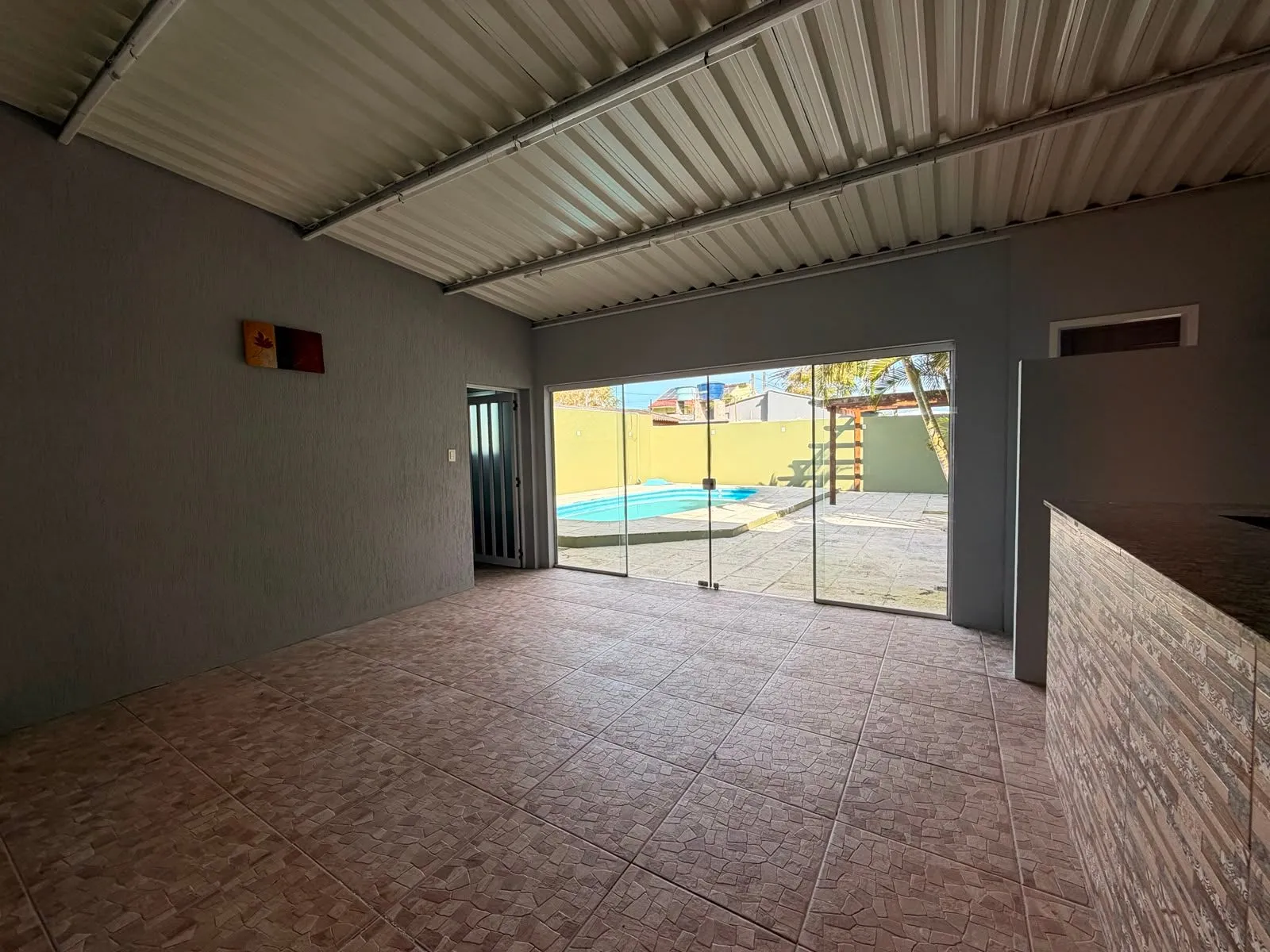 Casa à venda nas Três Vendas, Pelotas - 344 m², 4 quartos, móveis planejados, amplo pátio com garagem, área gourmet com churrasqueira e piscina. - 26