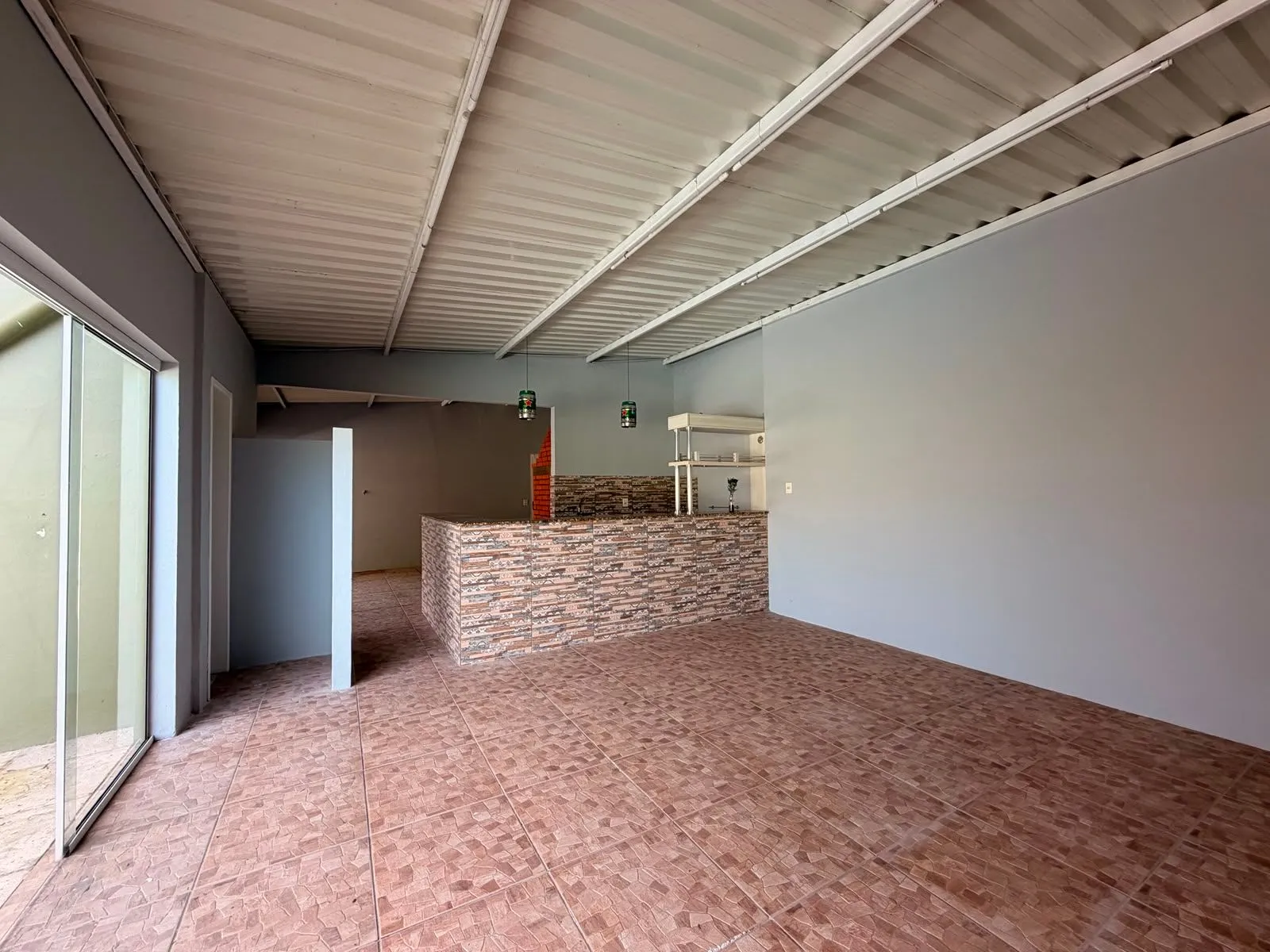 Casa à venda nas Três Vendas, Pelotas - 344 m², 4 quartos, móveis planejados, amplo pátio com garagem, área gourmet com churrasqueira e piscina. - 24