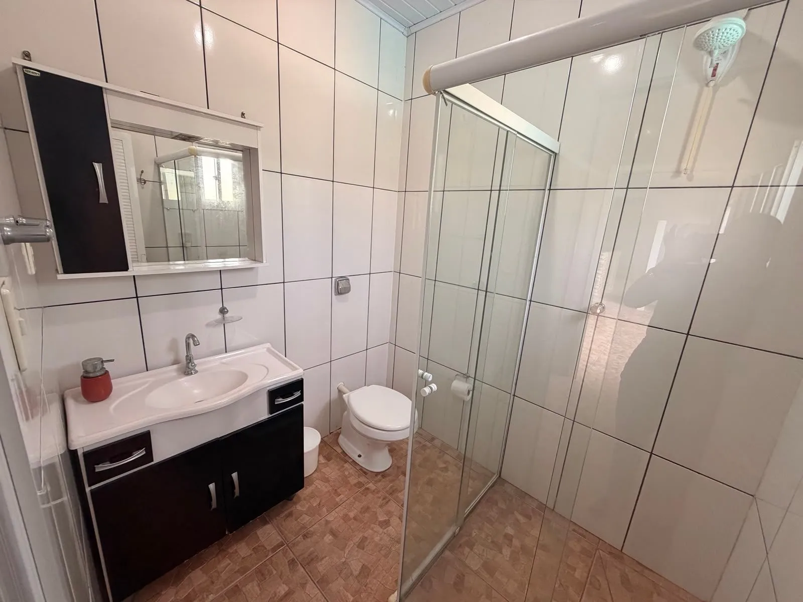 Casa à venda nas Três Vendas, Pelotas - 344 m², 4 quartos, móveis planejados, amplo pátio com garagem, área gourmet com churrasqueira e piscina. - 28