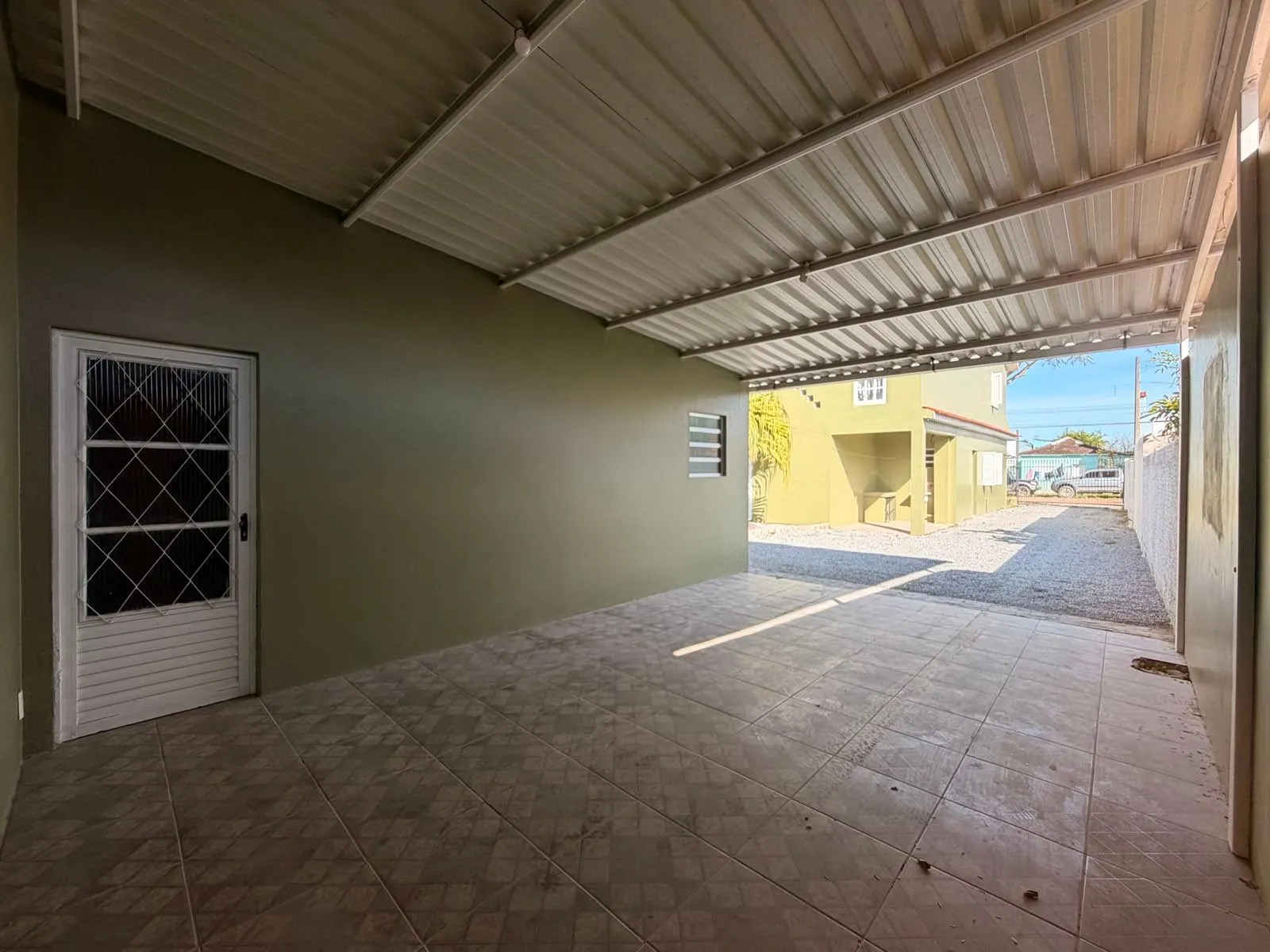 Casa à venda nas Três Vendas, Pelotas - 344 m², 4 quartos, móveis planejados, amplo pátio com garagem, área gourmet com churrasqueira e piscina. - 20