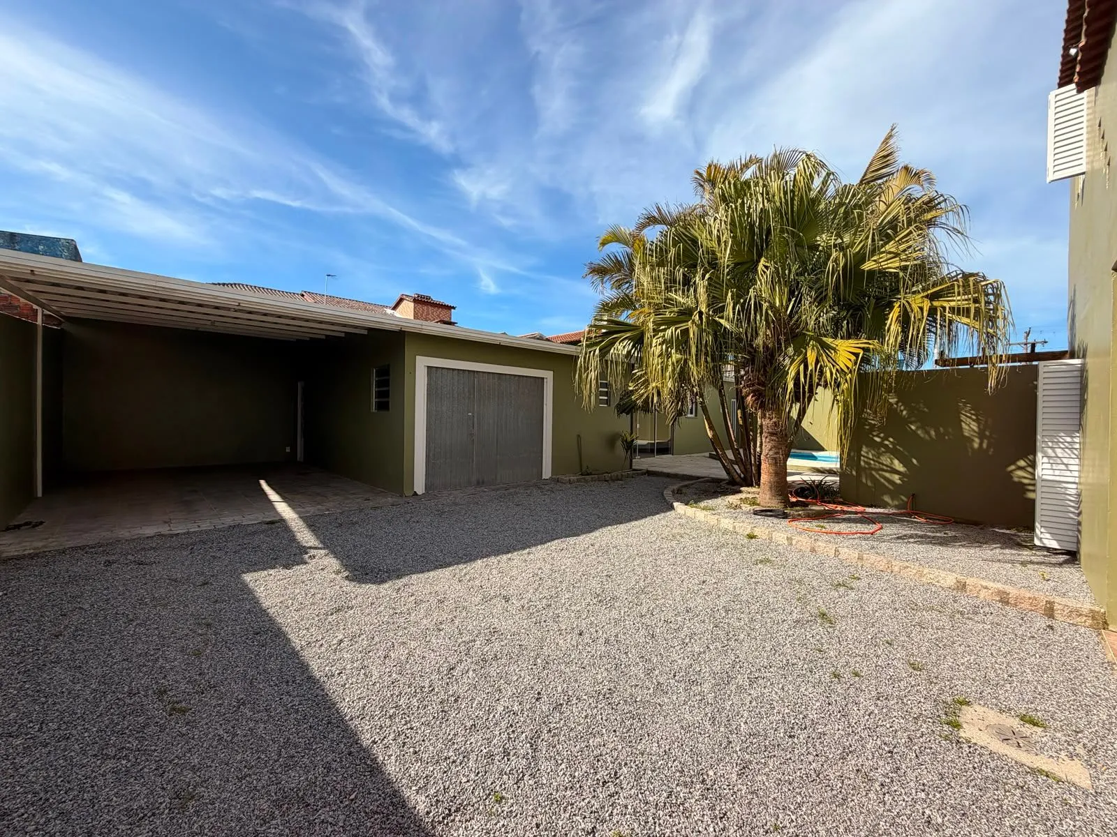 Casa à venda nas Três Vendas, Pelotas - 344 m², 4 quartos, móveis planejados, amplo pátio com garagem, área gourmet com churrasqueira e piscina. - 19