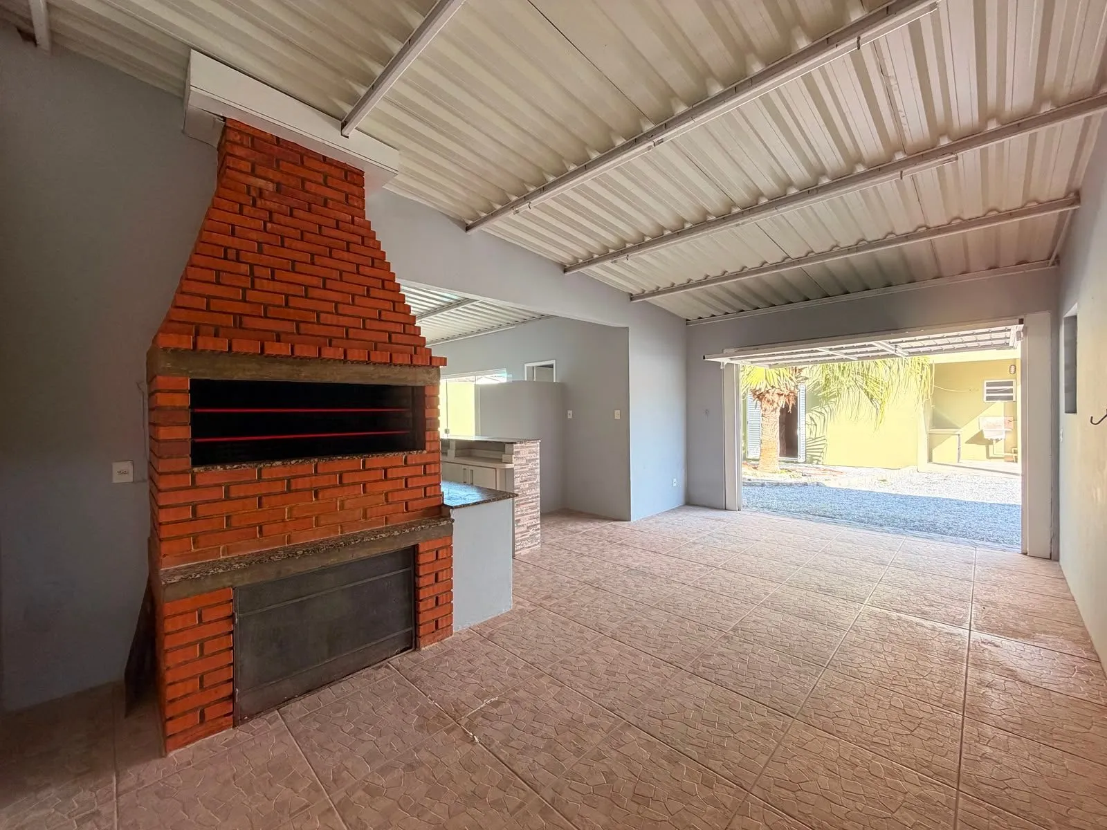 Casa à venda nas Três Vendas, Pelotas - 344 m², 4 quartos, móveis planejados, amplo pátio com garagem, área gourmet com churrasqueira e piscina. - 21