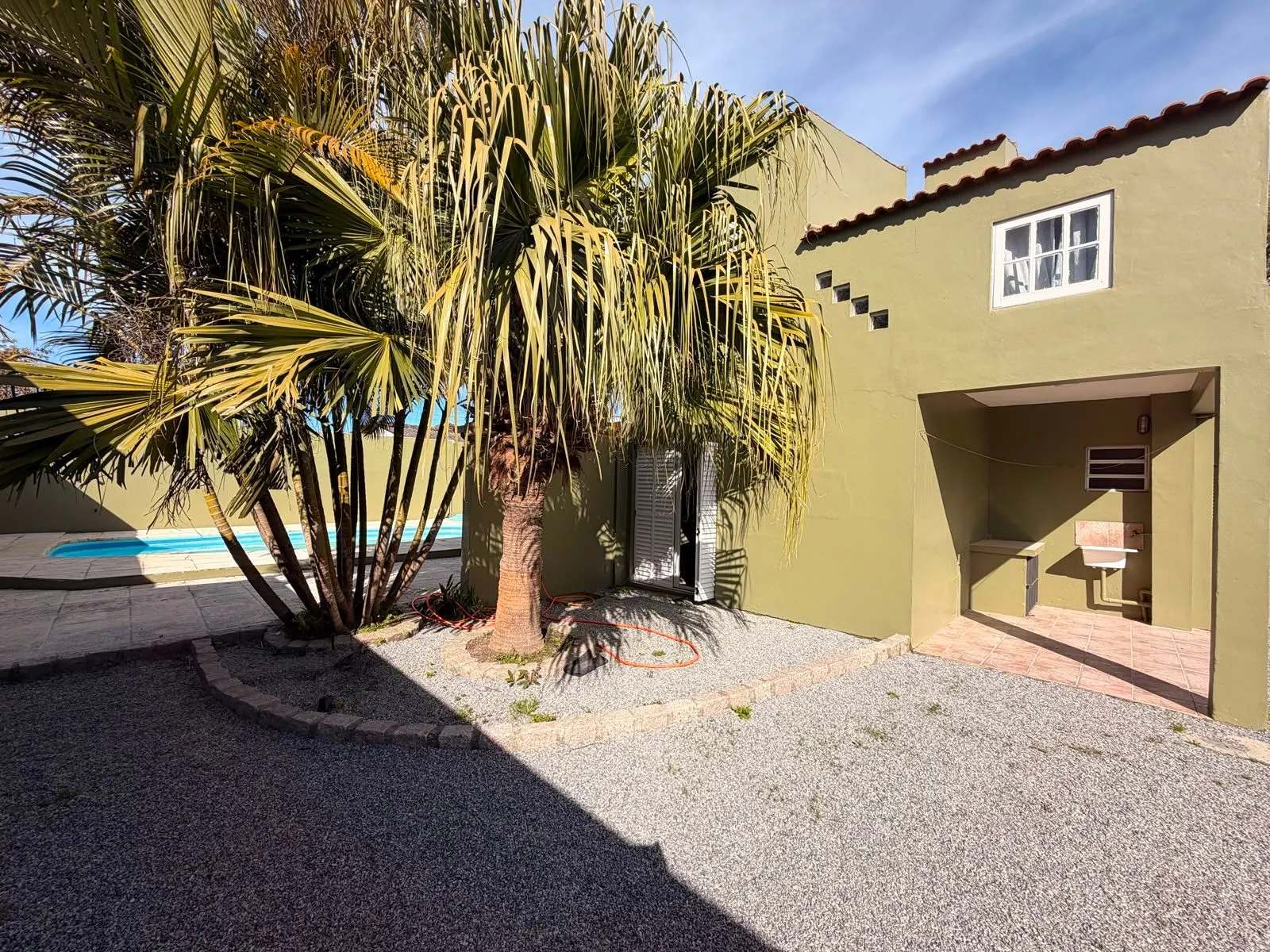 Casa à venda nas Três Vendas, Pelotas - 344 m², 4 quartos, móveis planejados, amplo pátio com garagem, área gourmet com churrasqueira e piscina. - 18