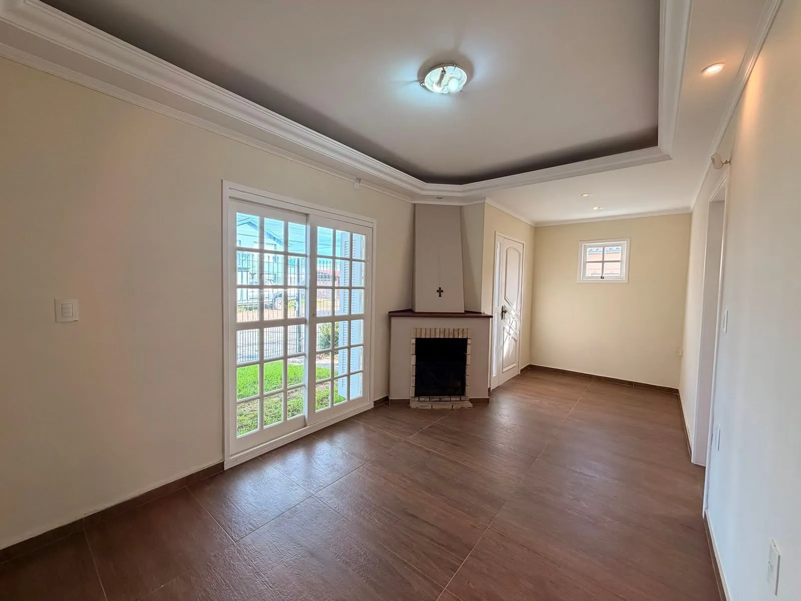 Casa à venda nas Três Vendas, Pelotas - 344 m², 4 quartos, móveis planejados, amplo pátio com garagem, área gourmet com churrasqueira e piscina.