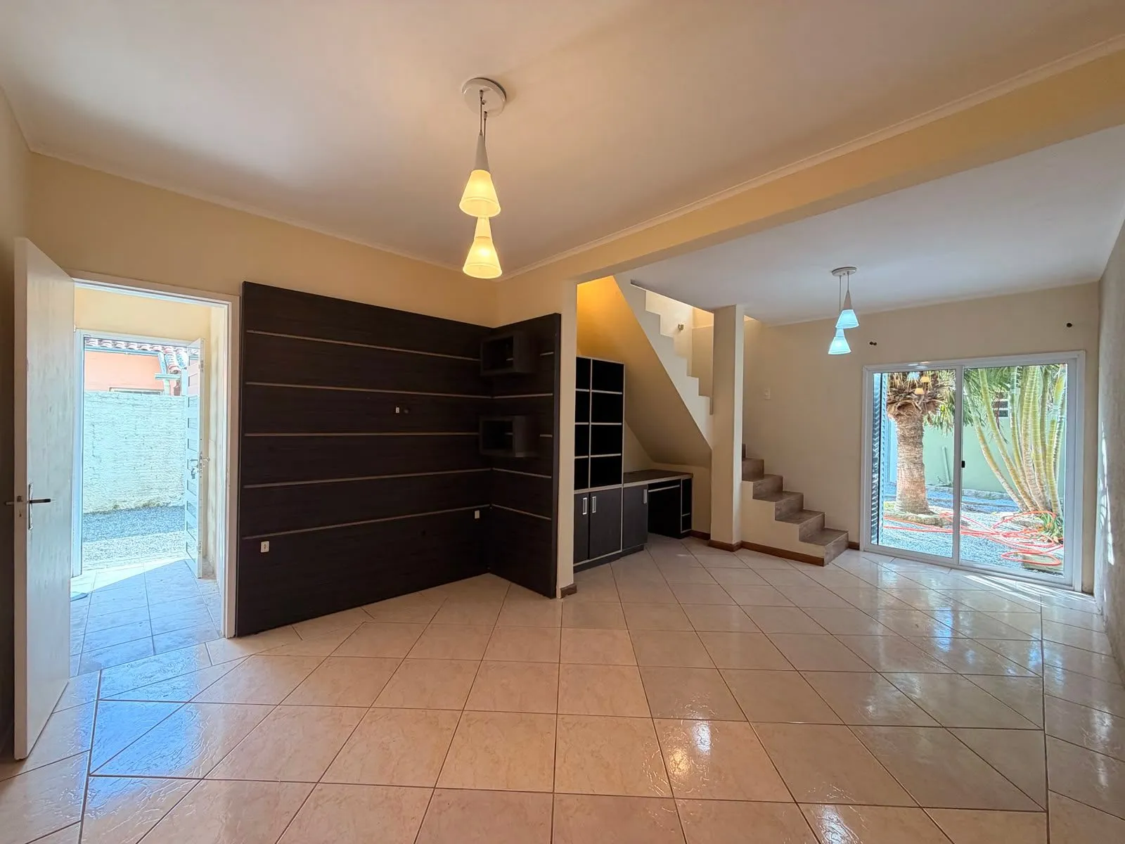 Casa à venda nas Três Vendas, Pelotas - 344 m², 4 quartos, móveis planejados, amplo pátio com garagem, área gourmet com churrasqueira e piscina. - 6