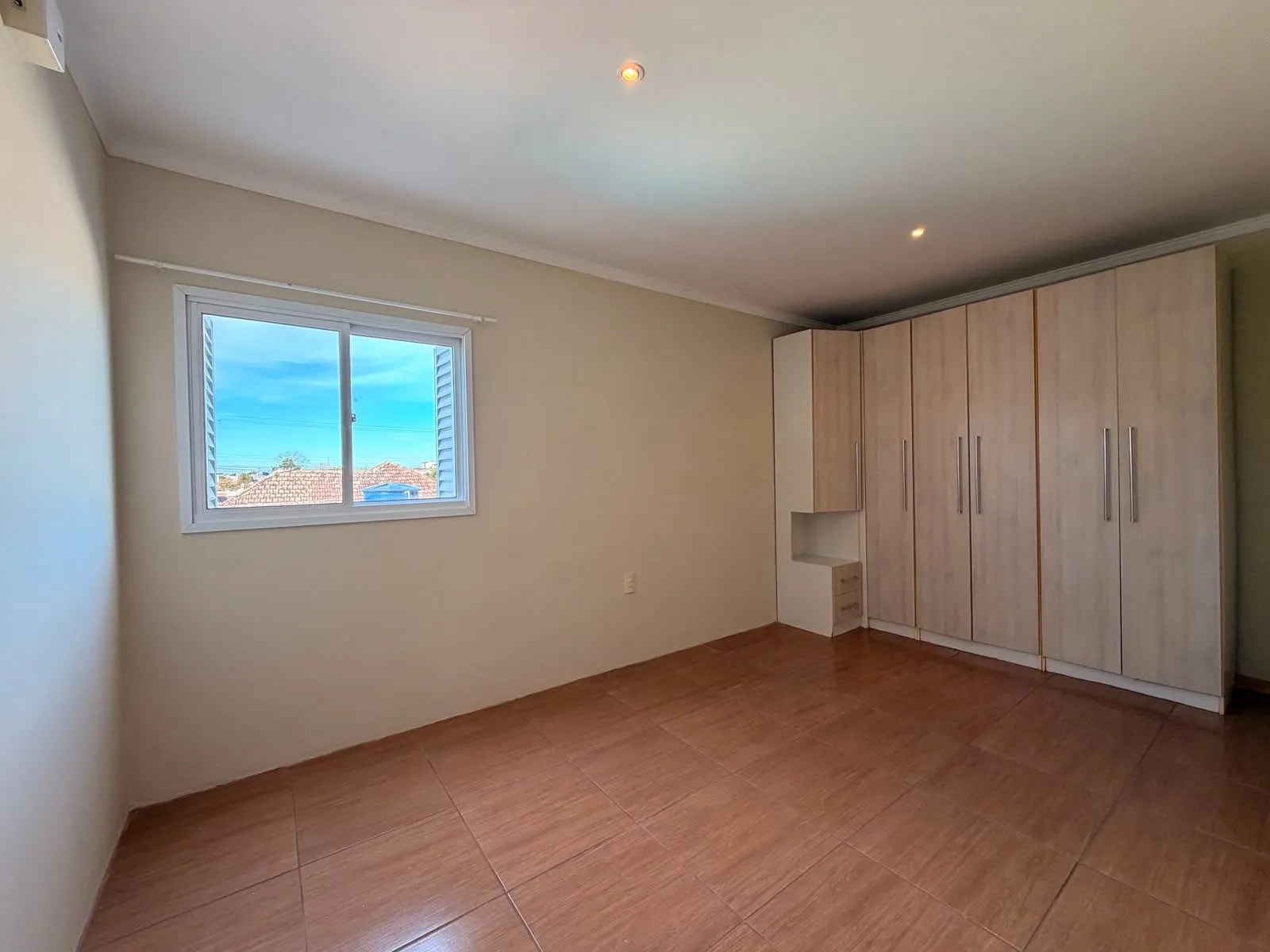 Casa à venda nas Três Vendas, Pelotas - 344 m², 4 quartos, móveis planejados, amplo pátio com garagem, área gourmet com churrasqueira e piscina. - 13