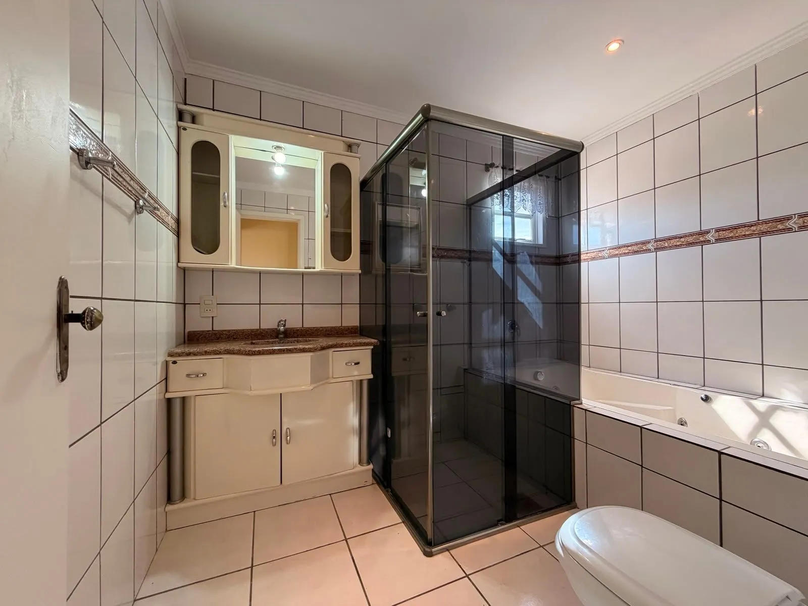 Casa à venda nas Três Vendas, Pelotas - 344 m², 4 quartos, móveis planejados, amplo pátio com garagem, área gourmet com churrasqueira e piscina. - 15